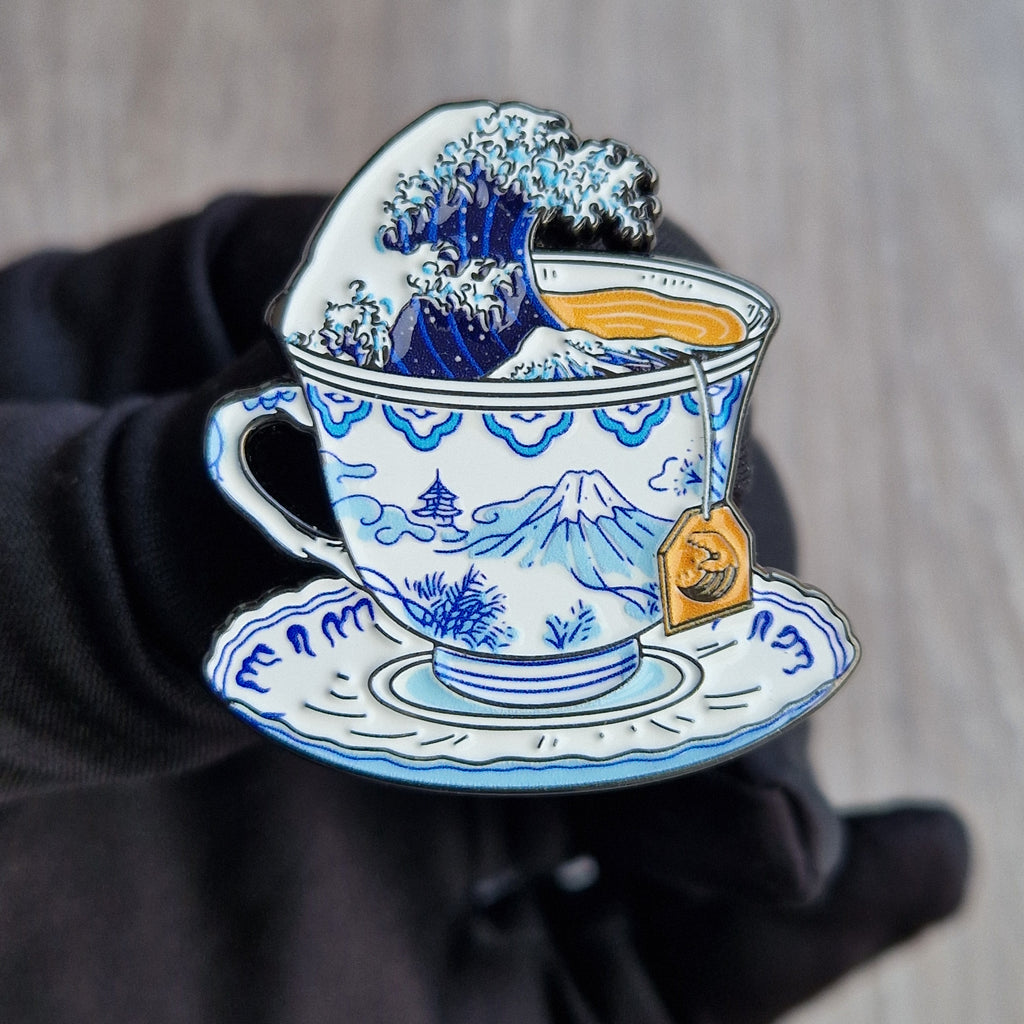 Spilla Smaltata Tazza Tè Grande Onda Hokusai