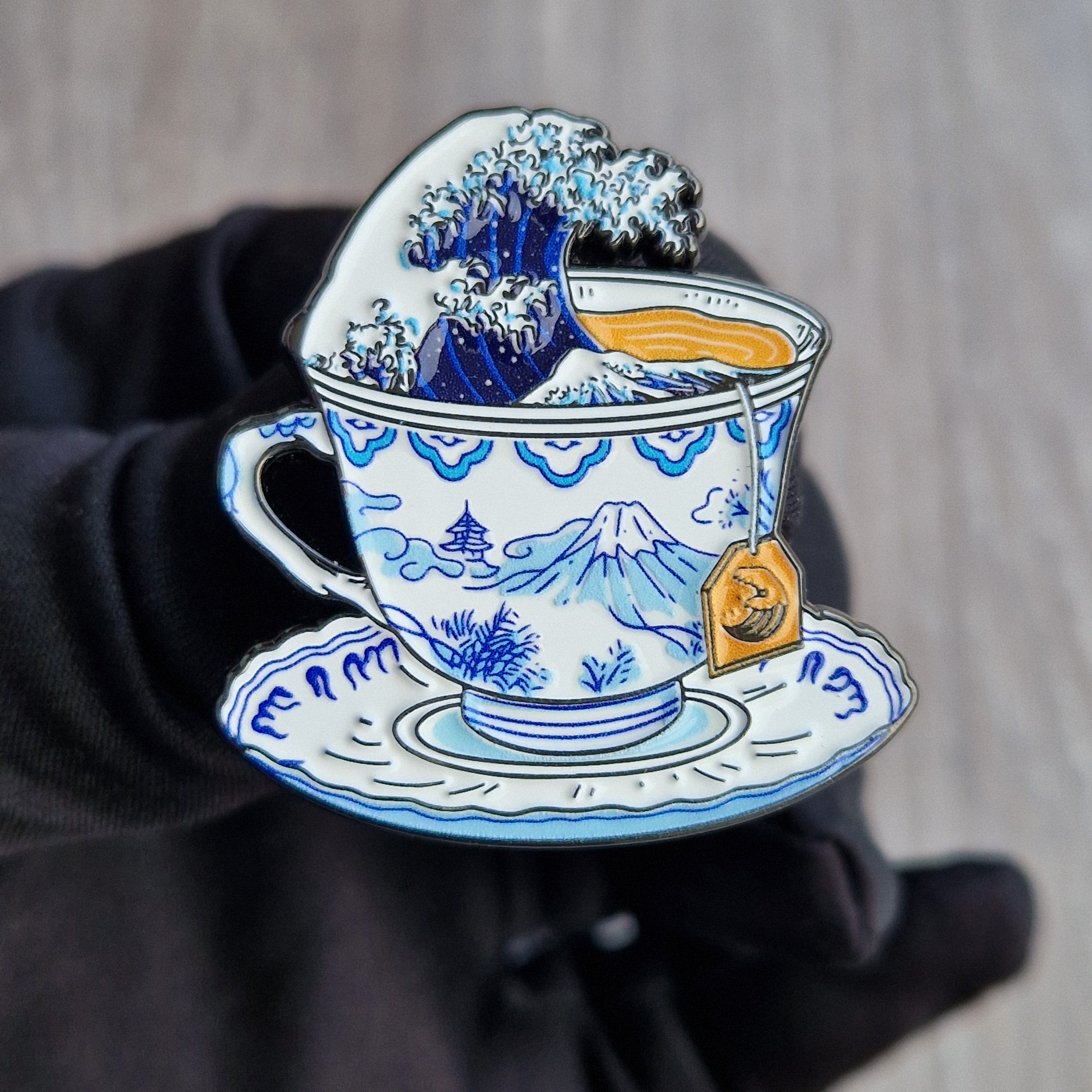 Spilla Smaltata Tazza Tè Grande Onda Hokusai