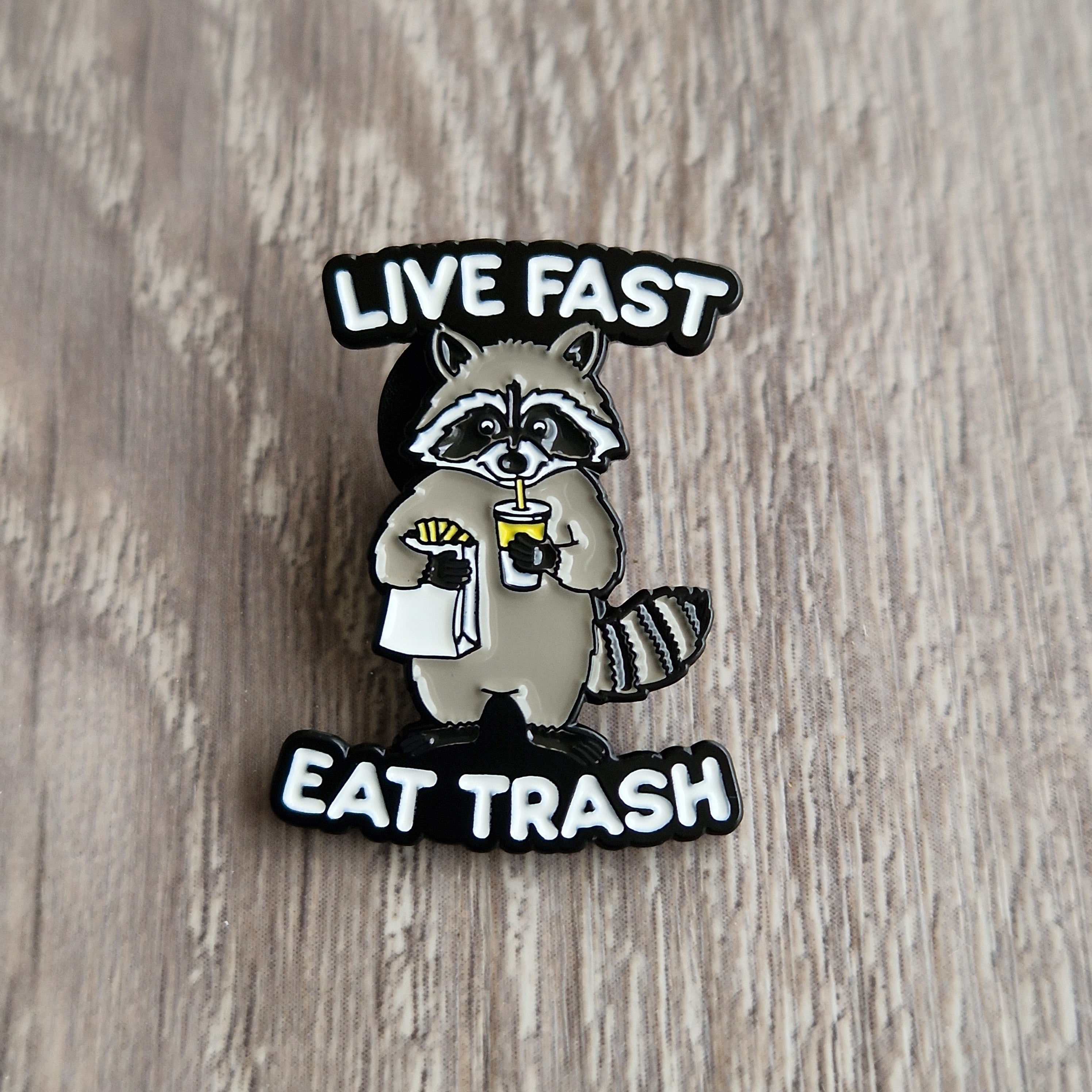 Spilla Procione “Live Fast Eat Trash"