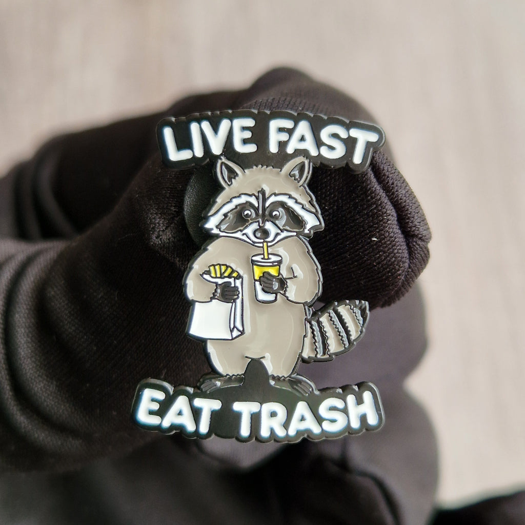 Spilla Procione “Live Fast Eat Trash"