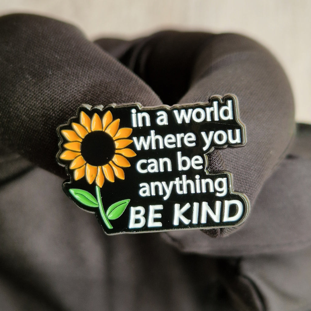 Spilla "Be Kind" con Girasole