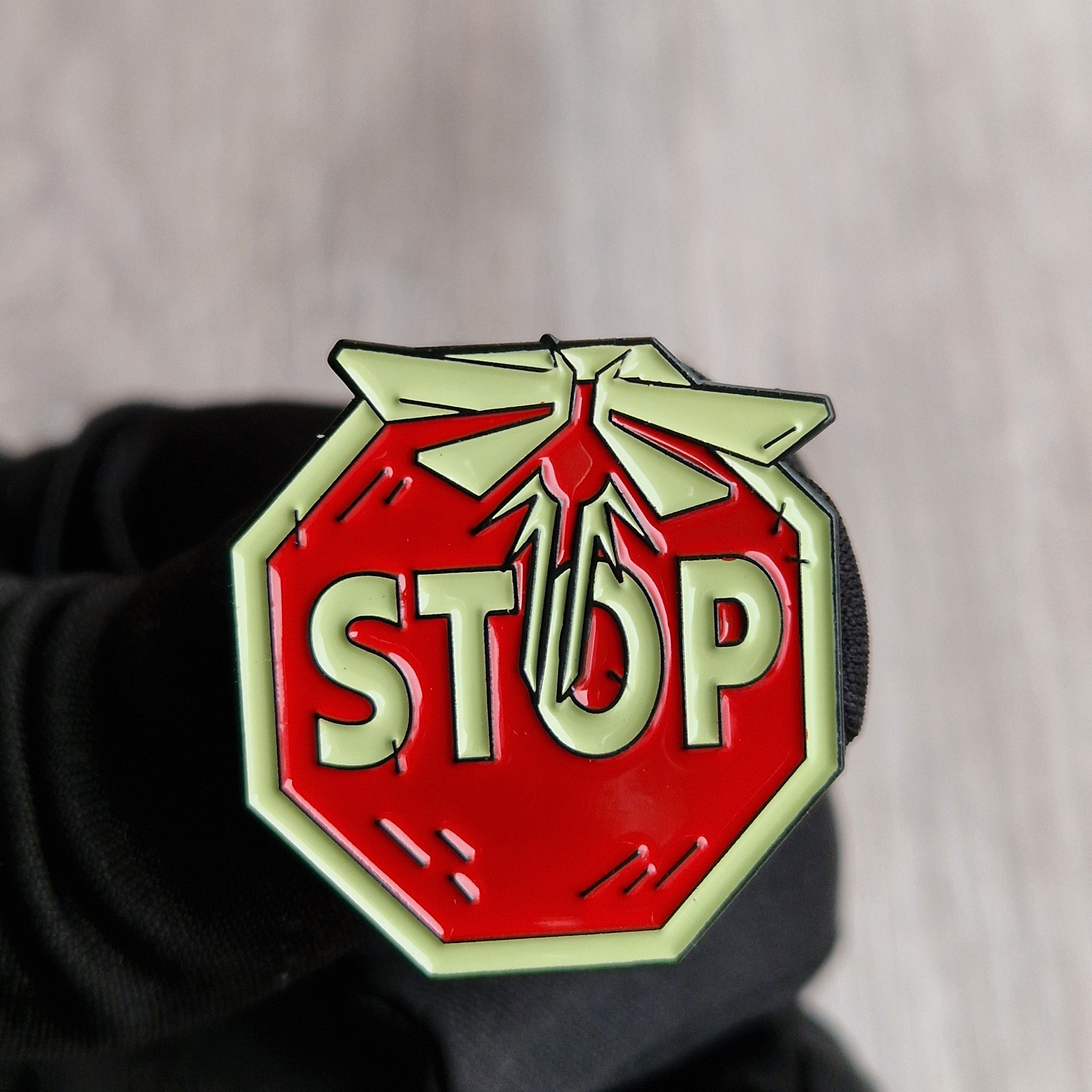 Spilla Segnale STOP con libellula