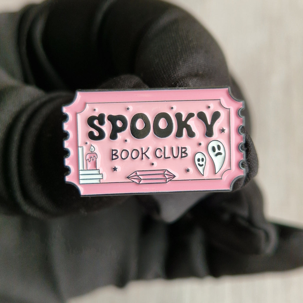 Spilla Smaltata "Spooky Book Club"