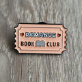 Spilla Smaltata "Romance Book Club"