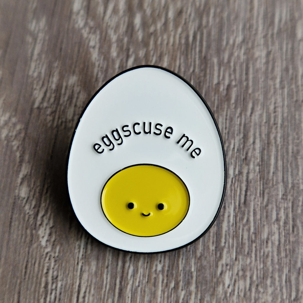 Spilla Smaltata Uovo "Eggscuse Me"