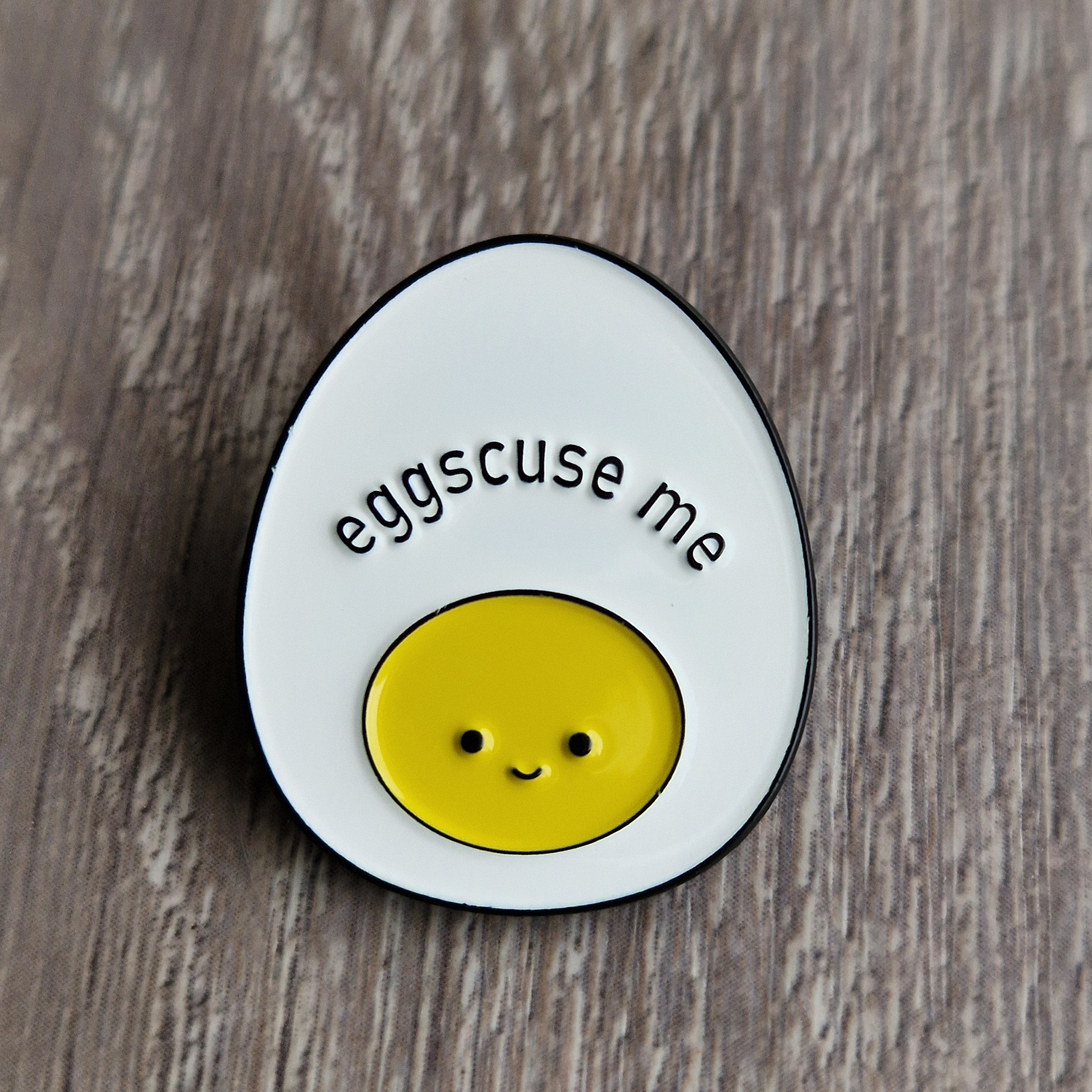 Spilla Smaltata Uovo "Eggscuse Me"