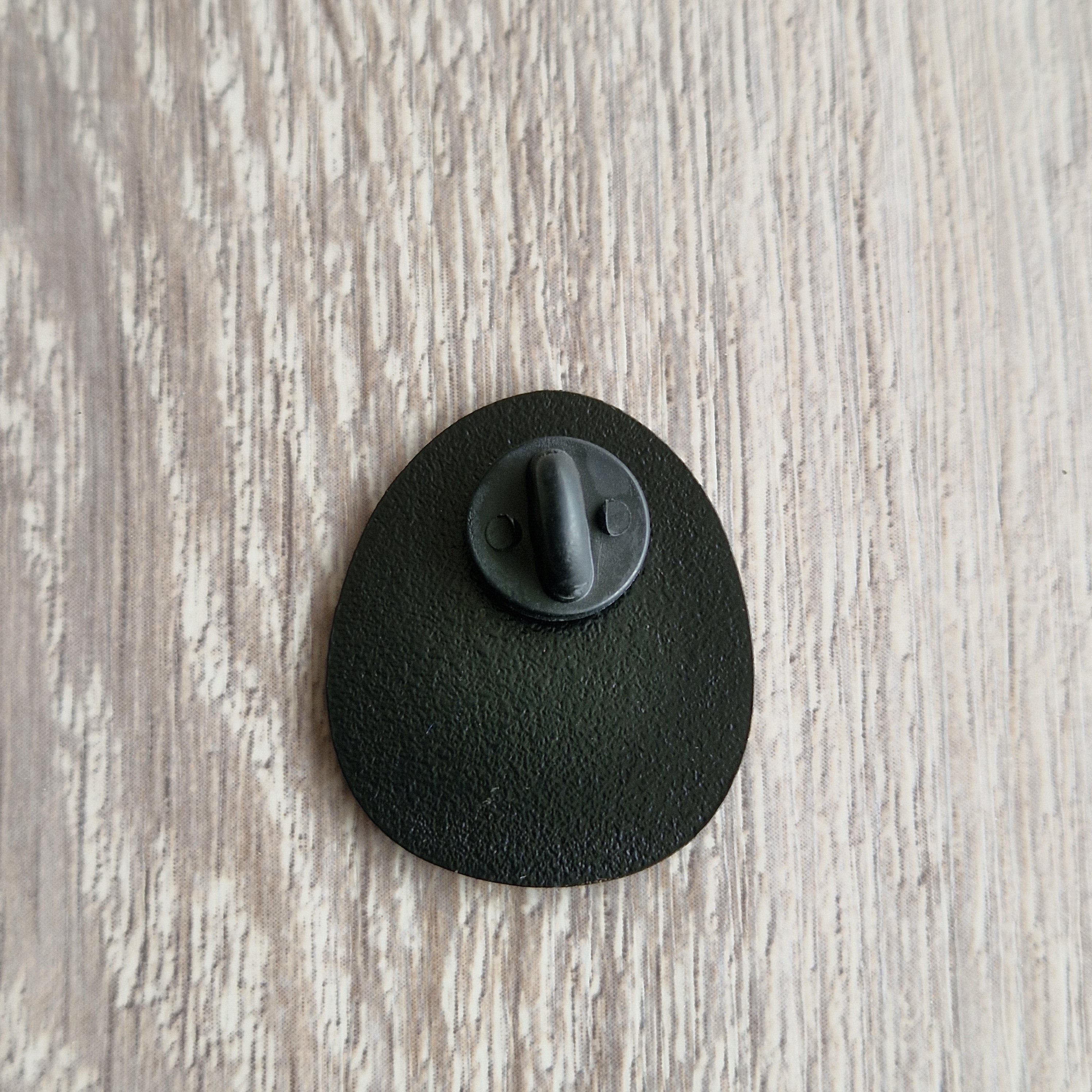 Spilla Smaltata Uovo "Eggscuse Me"