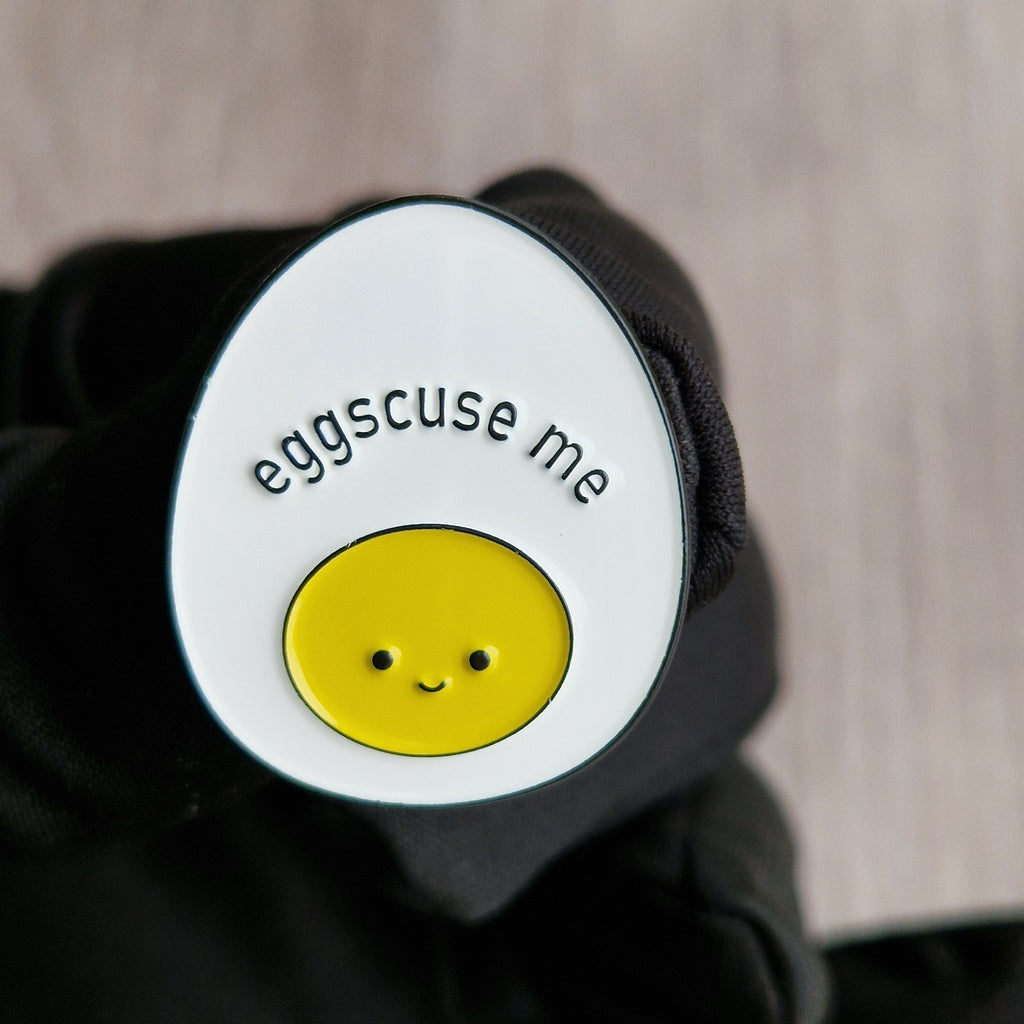 Spilla Smaltata Uovo "Eggscuse Me"
