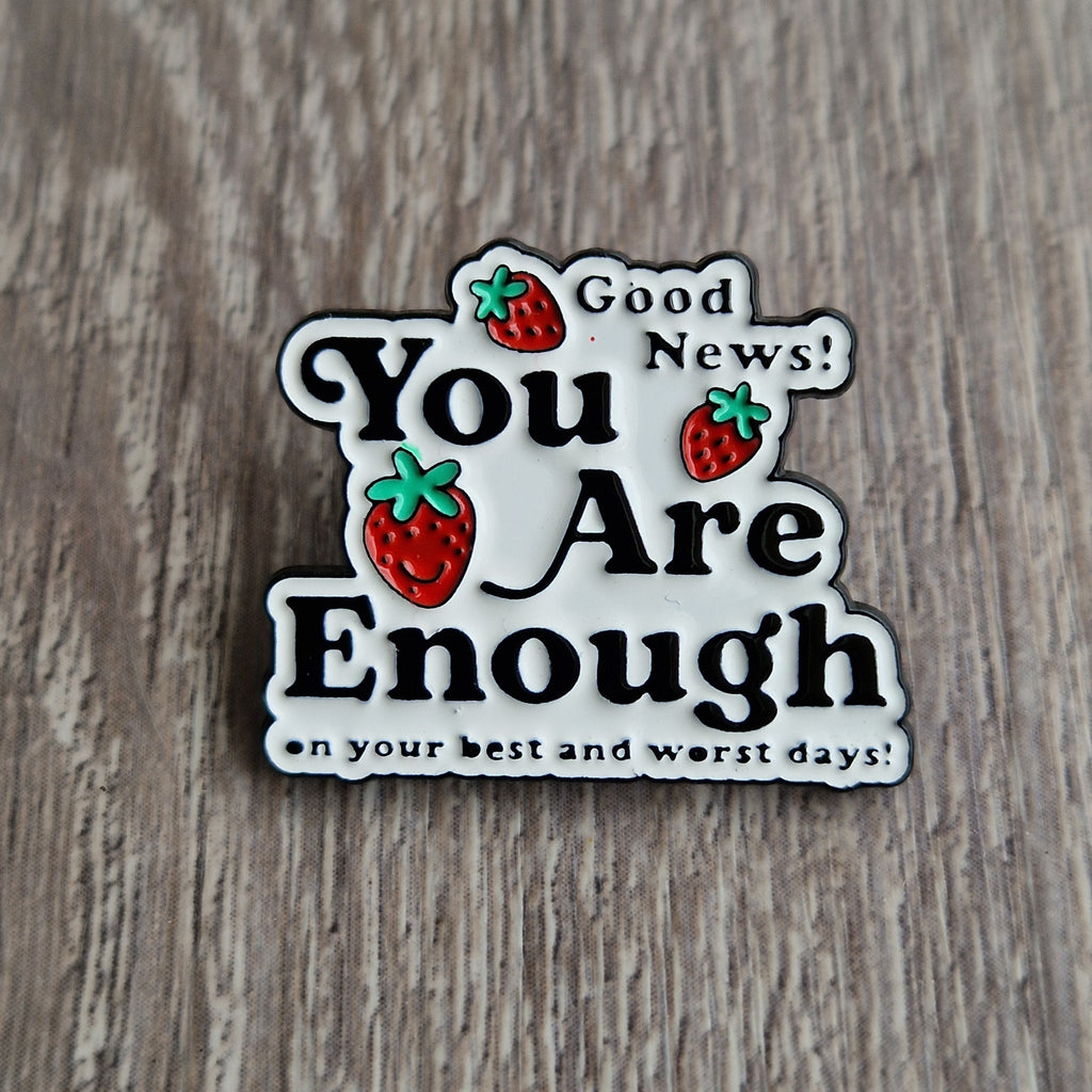 Spilla motivazionale “You Are Enough” con fragole