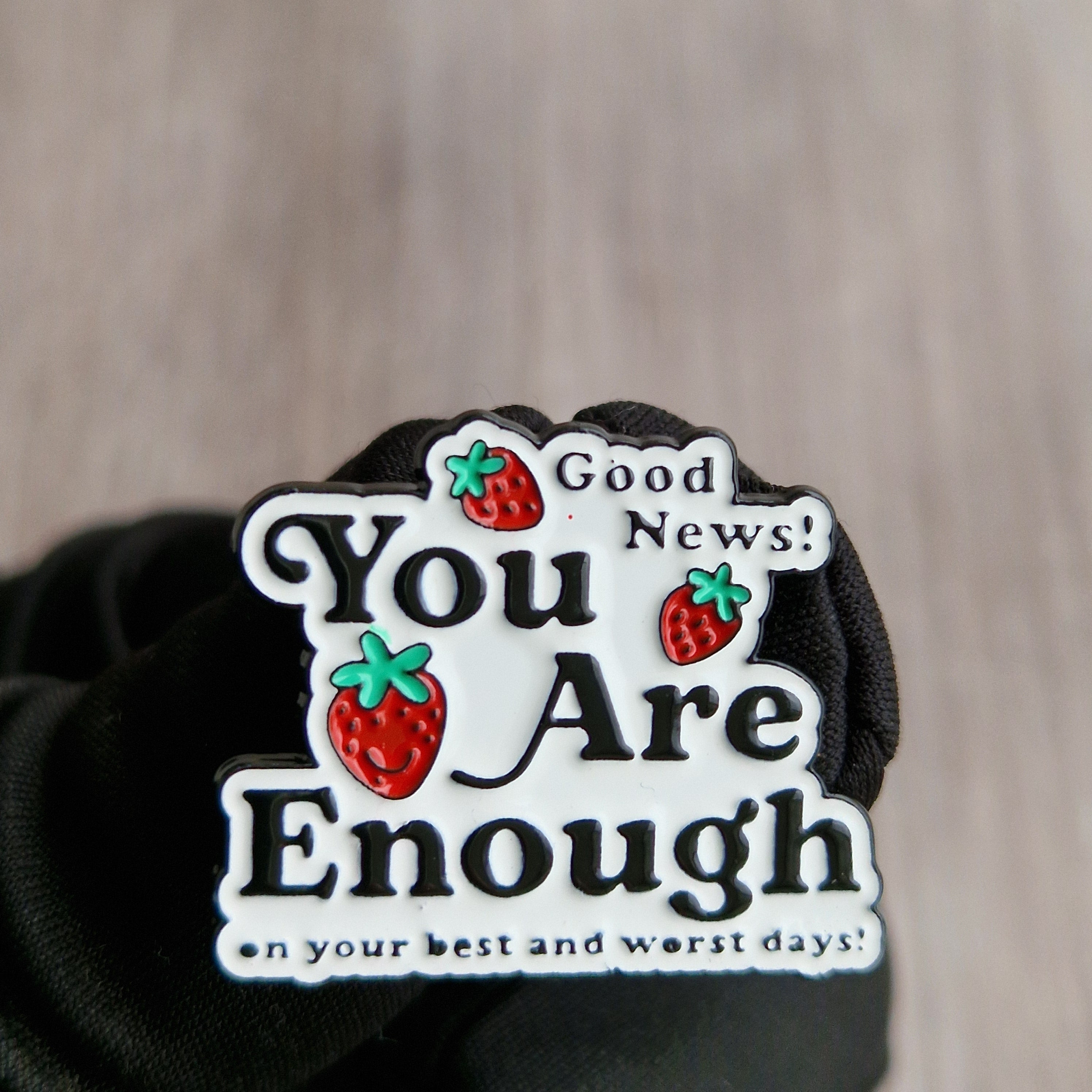 Spilla motivazionale “You Are Enough” con fragole