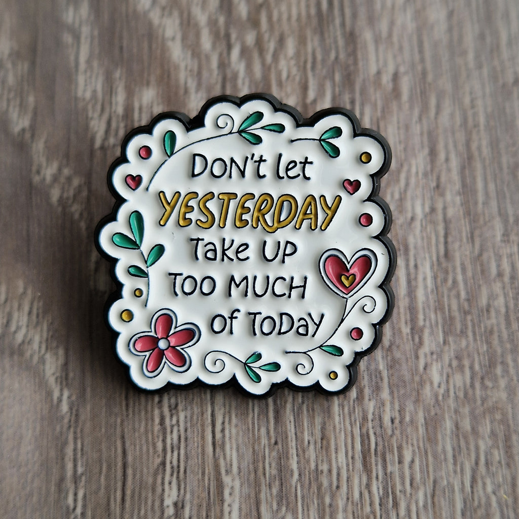 Spilla motivazionale “Don’t Let Yesterday Take Up Too Much of Today”