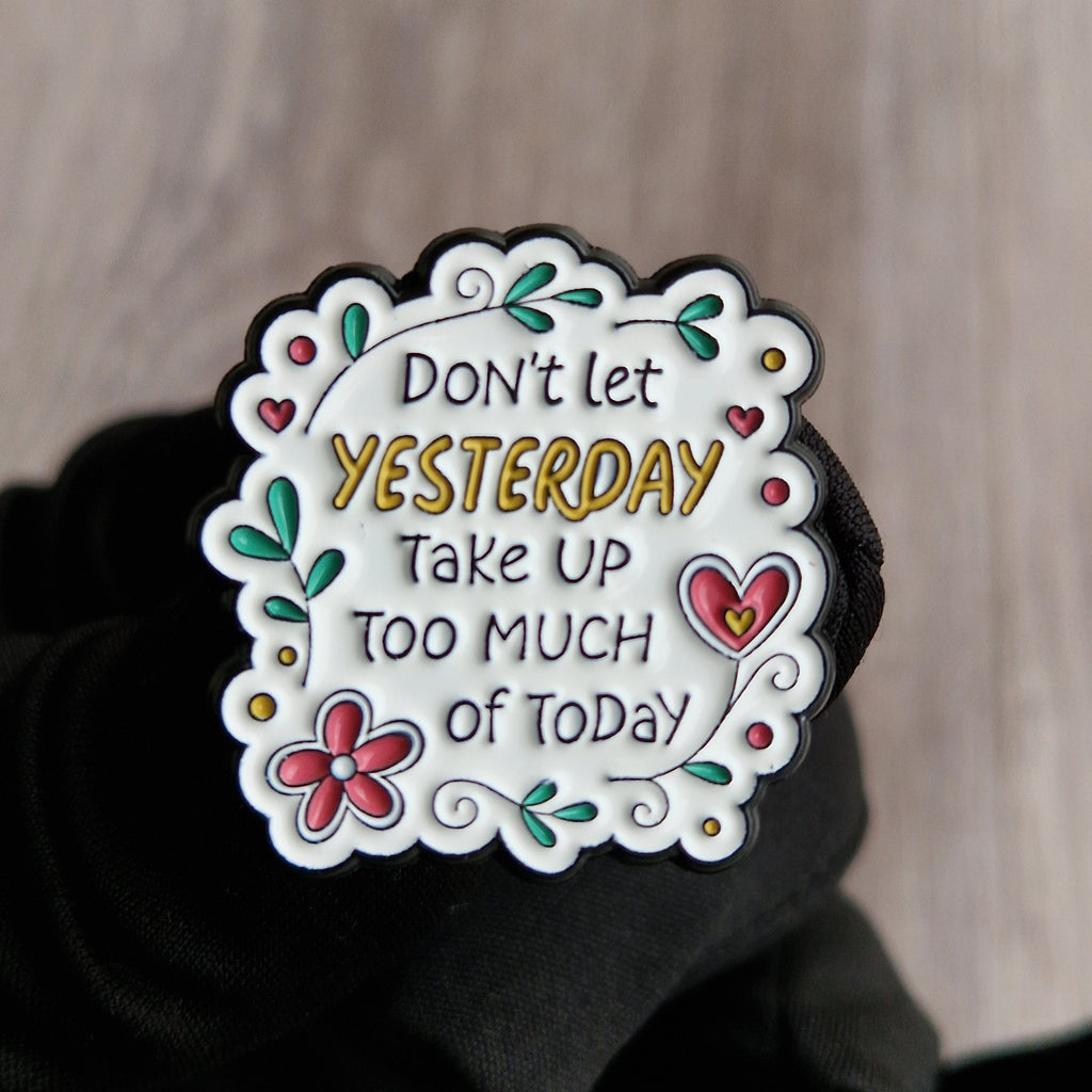 Spilla motivazionale “Don’t Let Yesterday Take Up Too Much of Today”