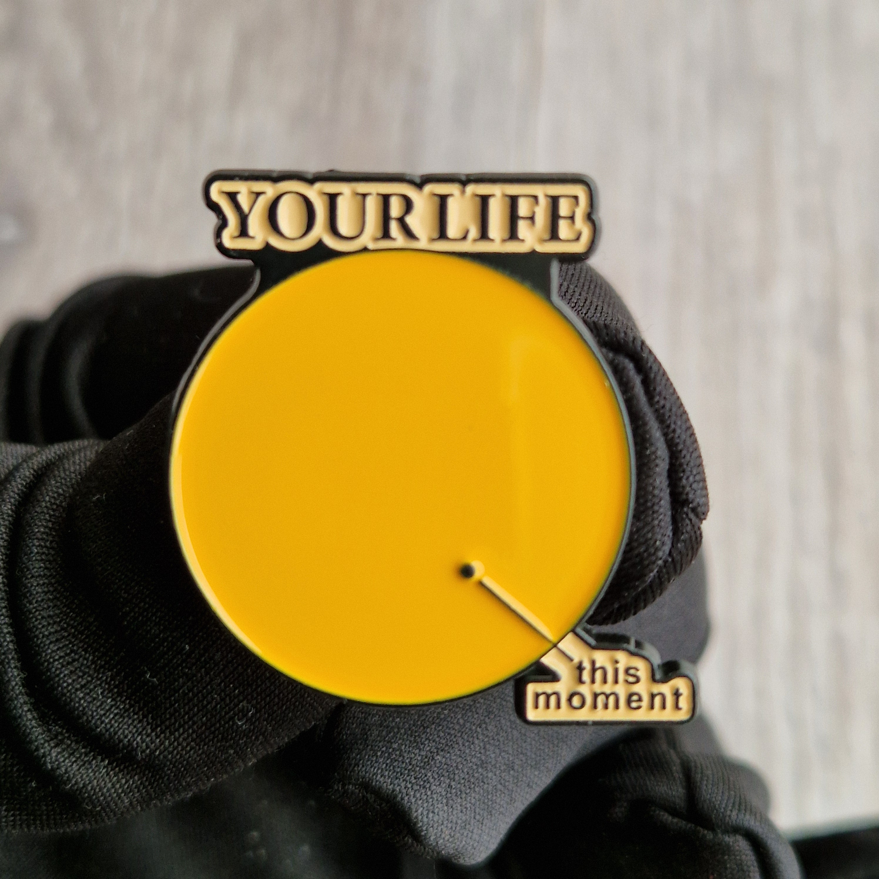 Spilla “Your Life This Moment” clessidra moderna