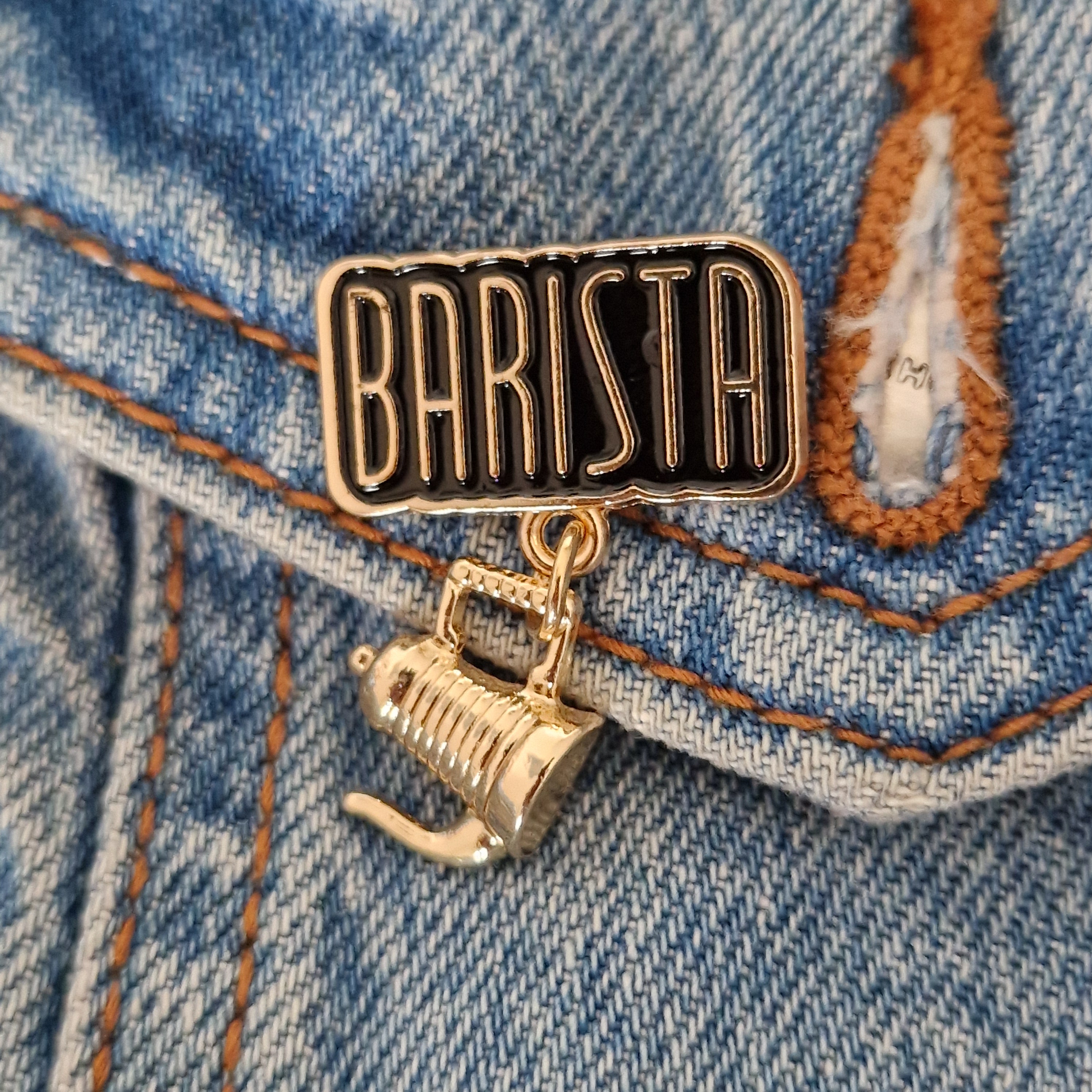 Spilla Barista con Caffettiera Rigata Smaltata