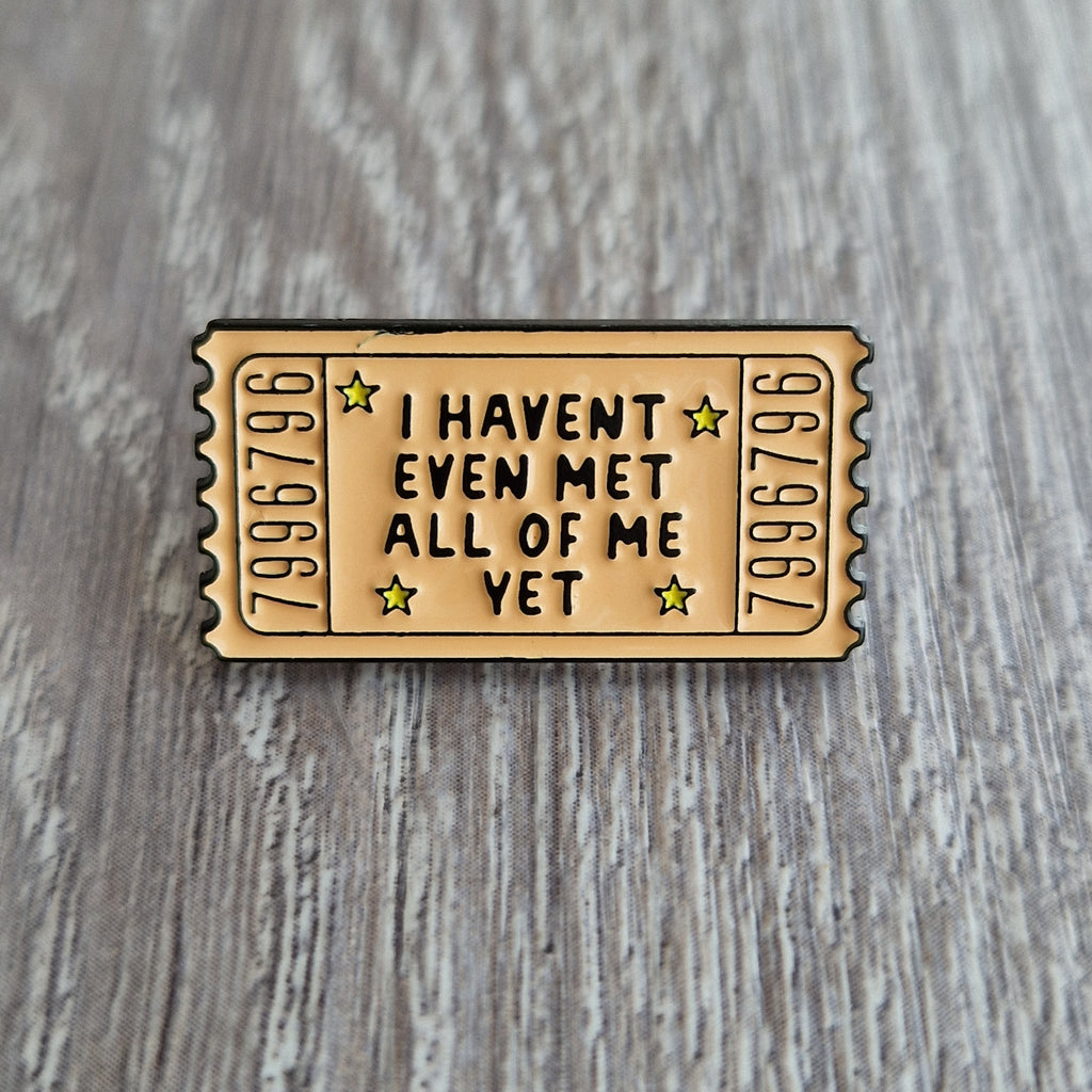 Spilla Biglietto Vintage "I Haven't Even Met All of Me Yet"