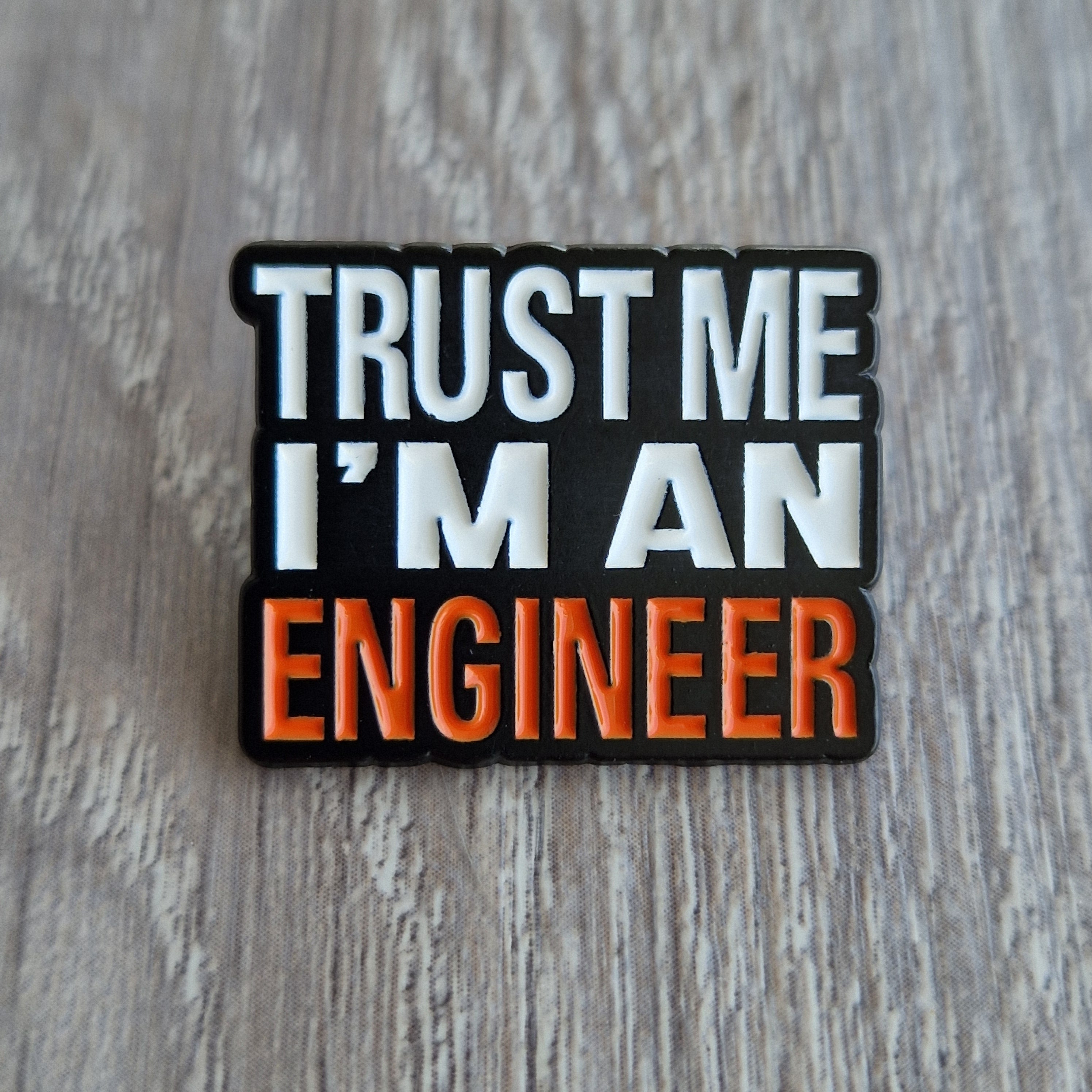 Spilla "Trust Me I'm An Engineer