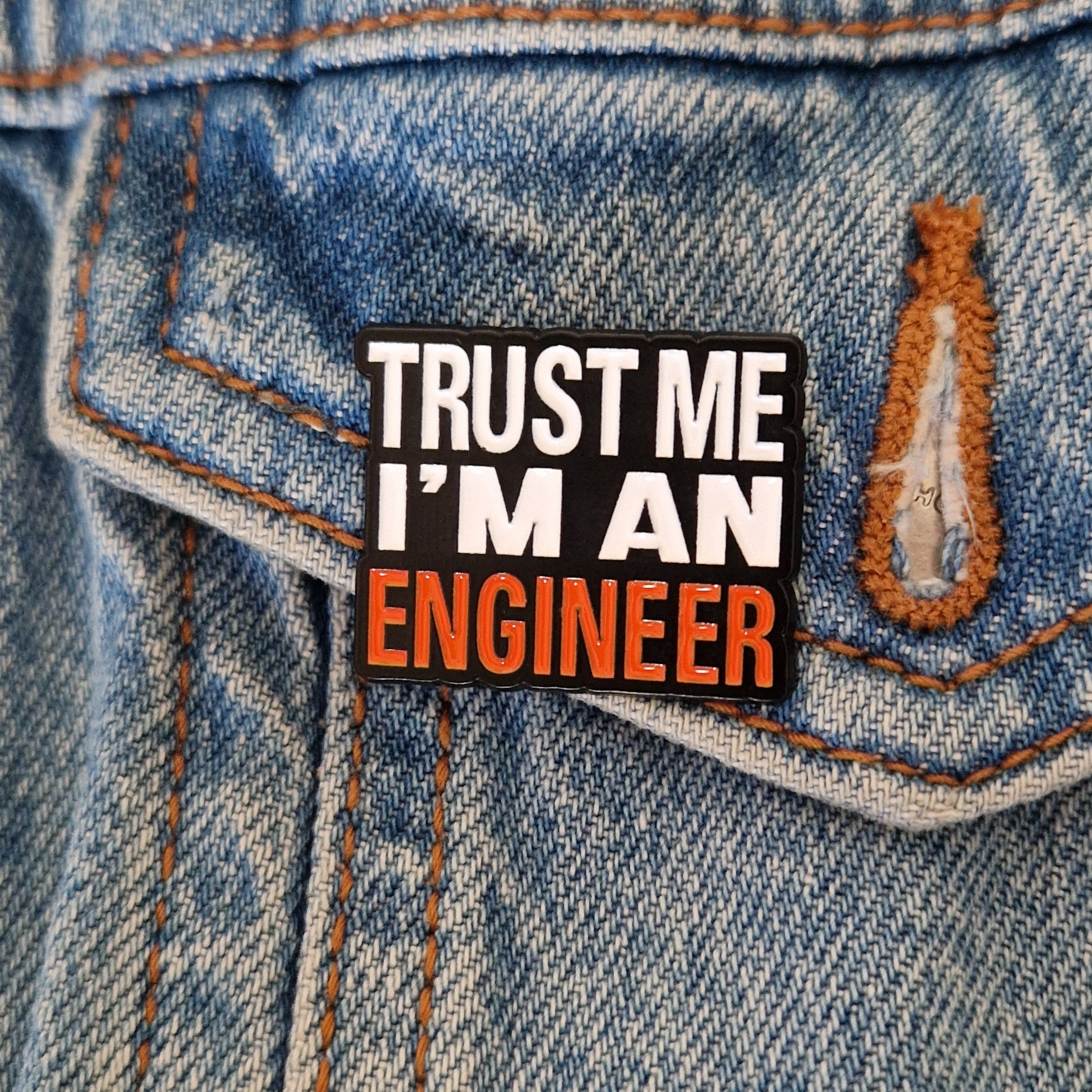 Spilla "Trust Me I'm An Engineer