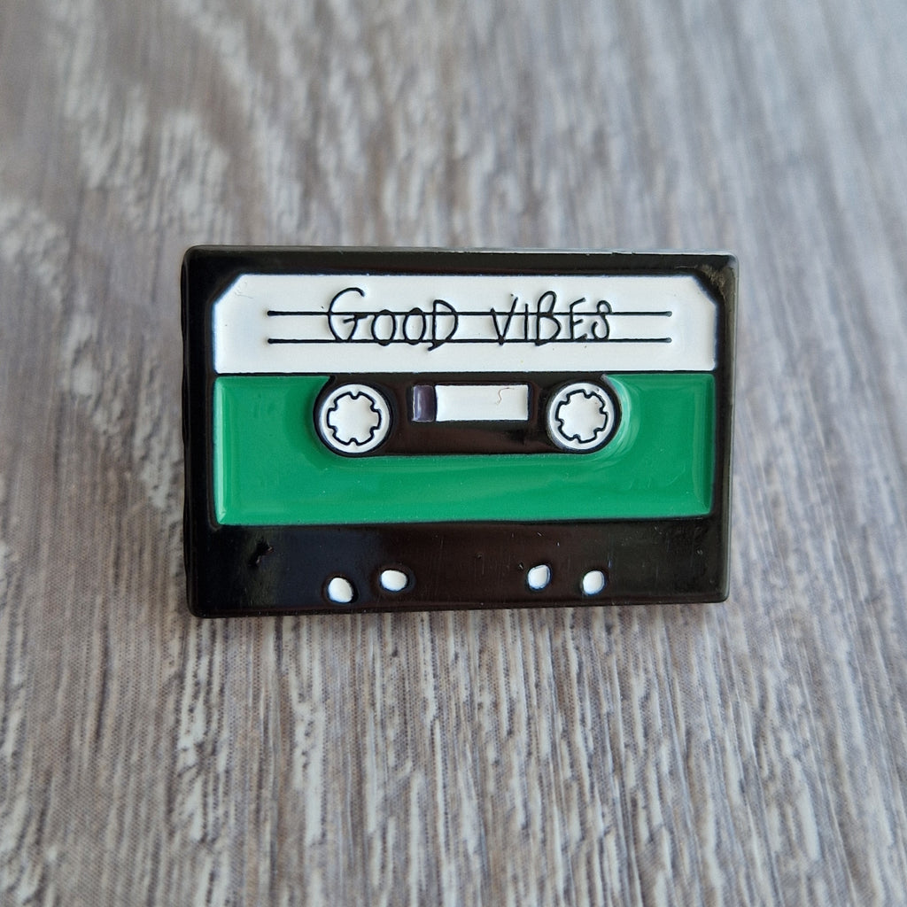 Spilla Smaltata Musicassetta Vintage "Good Vibes