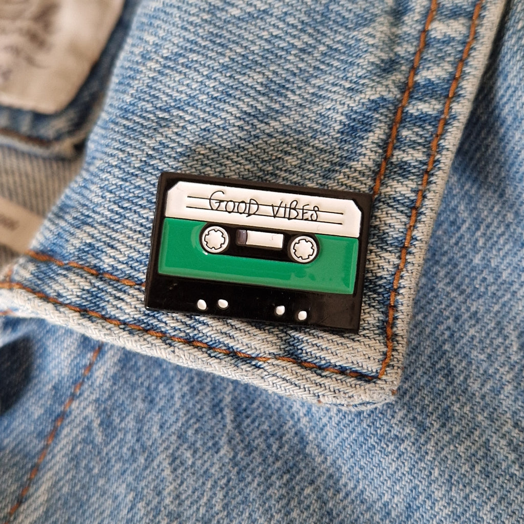Spilla Smaltata Musicassetta Vintage "Good Vibes
