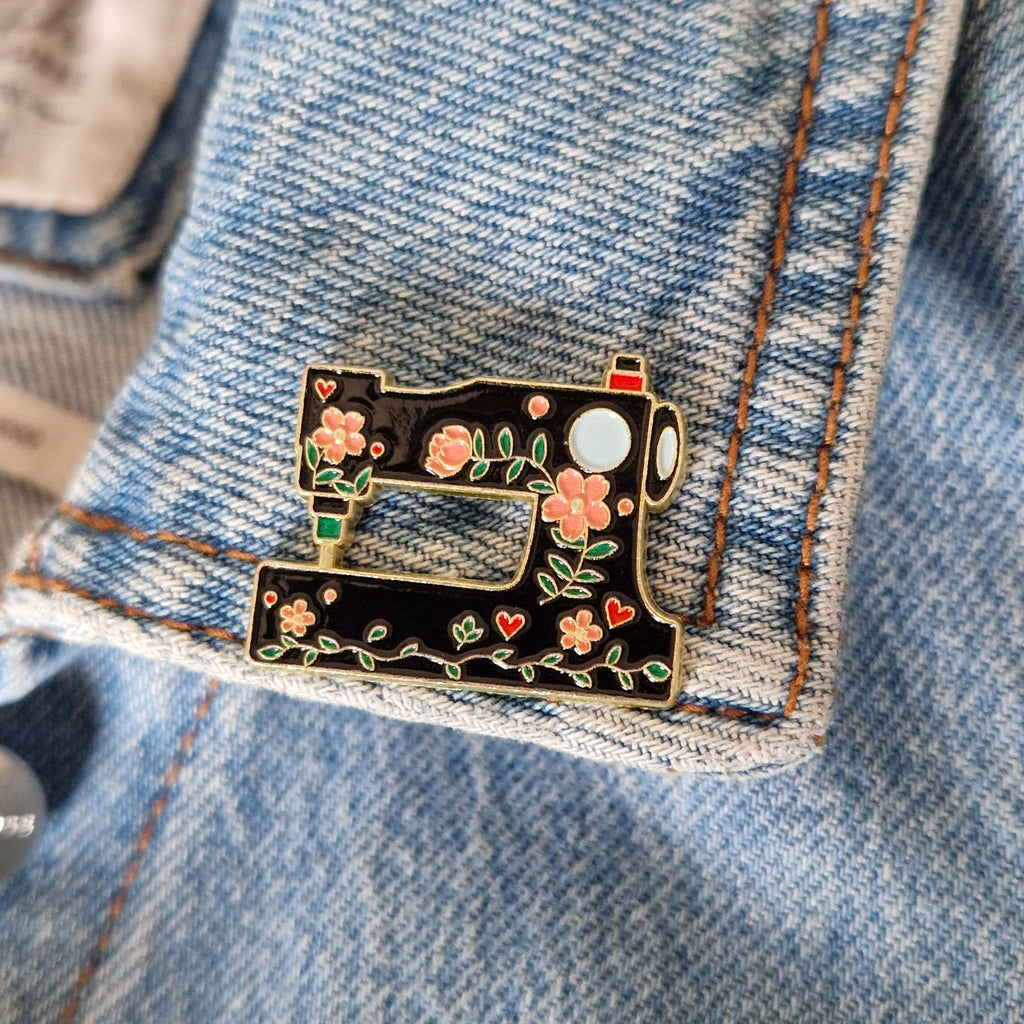 Spilla Smaltata Macchina da Cucire Vintage e Fiori
