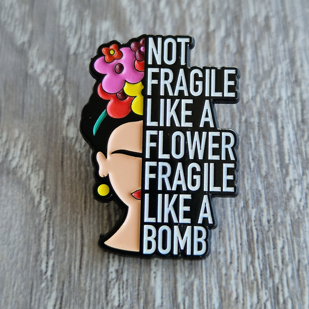 Spilla Frase Motivazionale “Not Fragile Like a Flower”