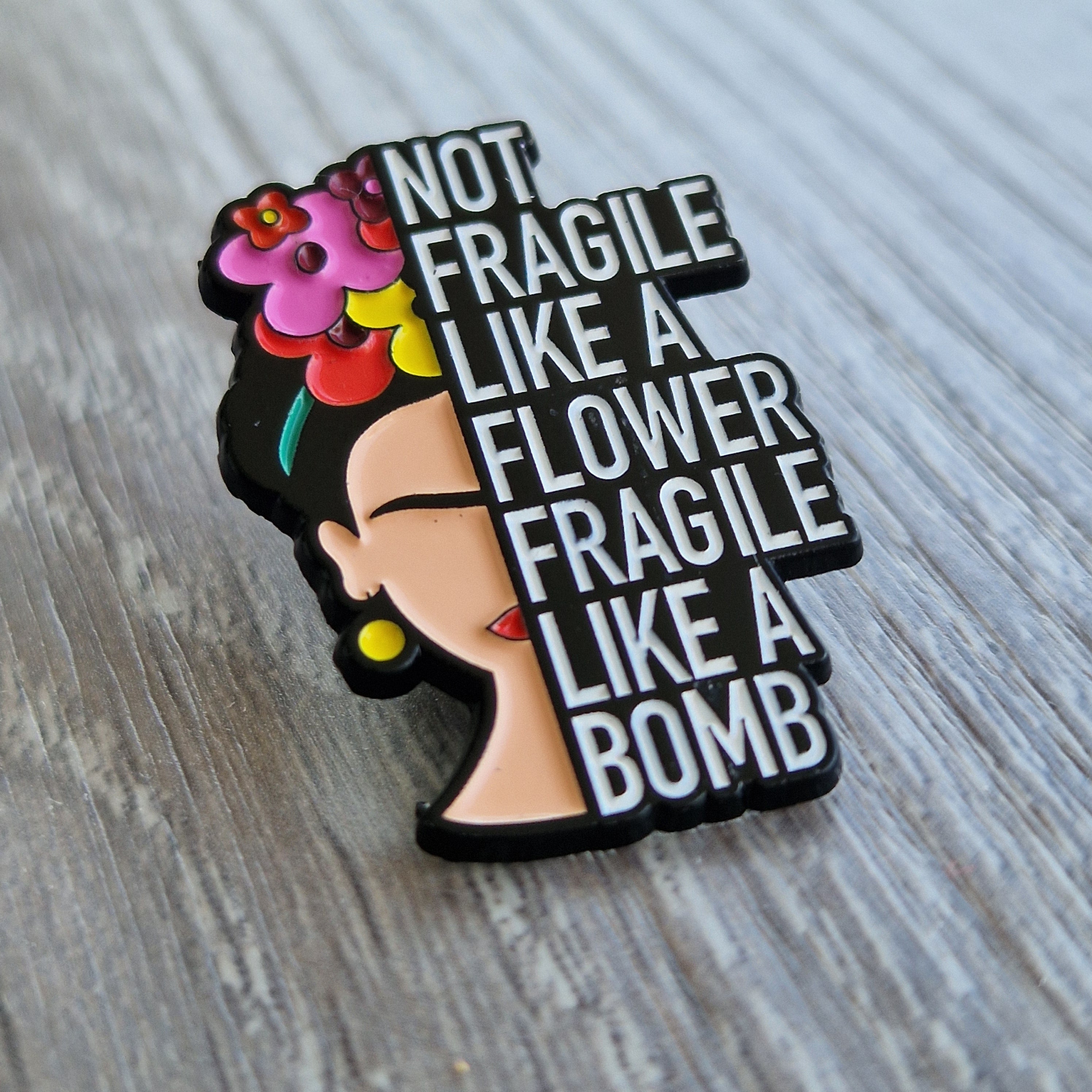 Spilla Frase Motivazionale “Not Fragile Like a Flower”