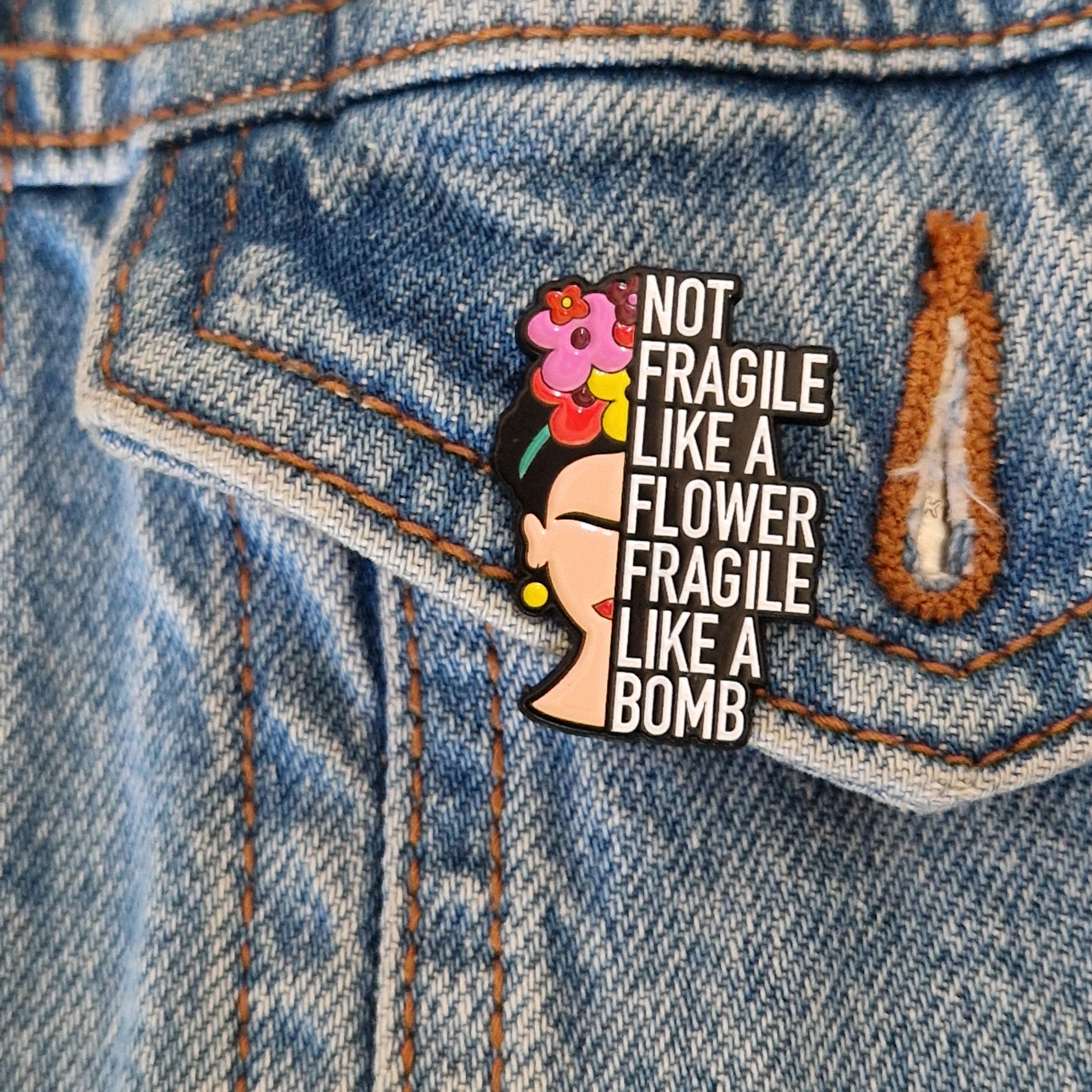 Spilla Frase Motivazionale “Not Fragile Like a Flower”