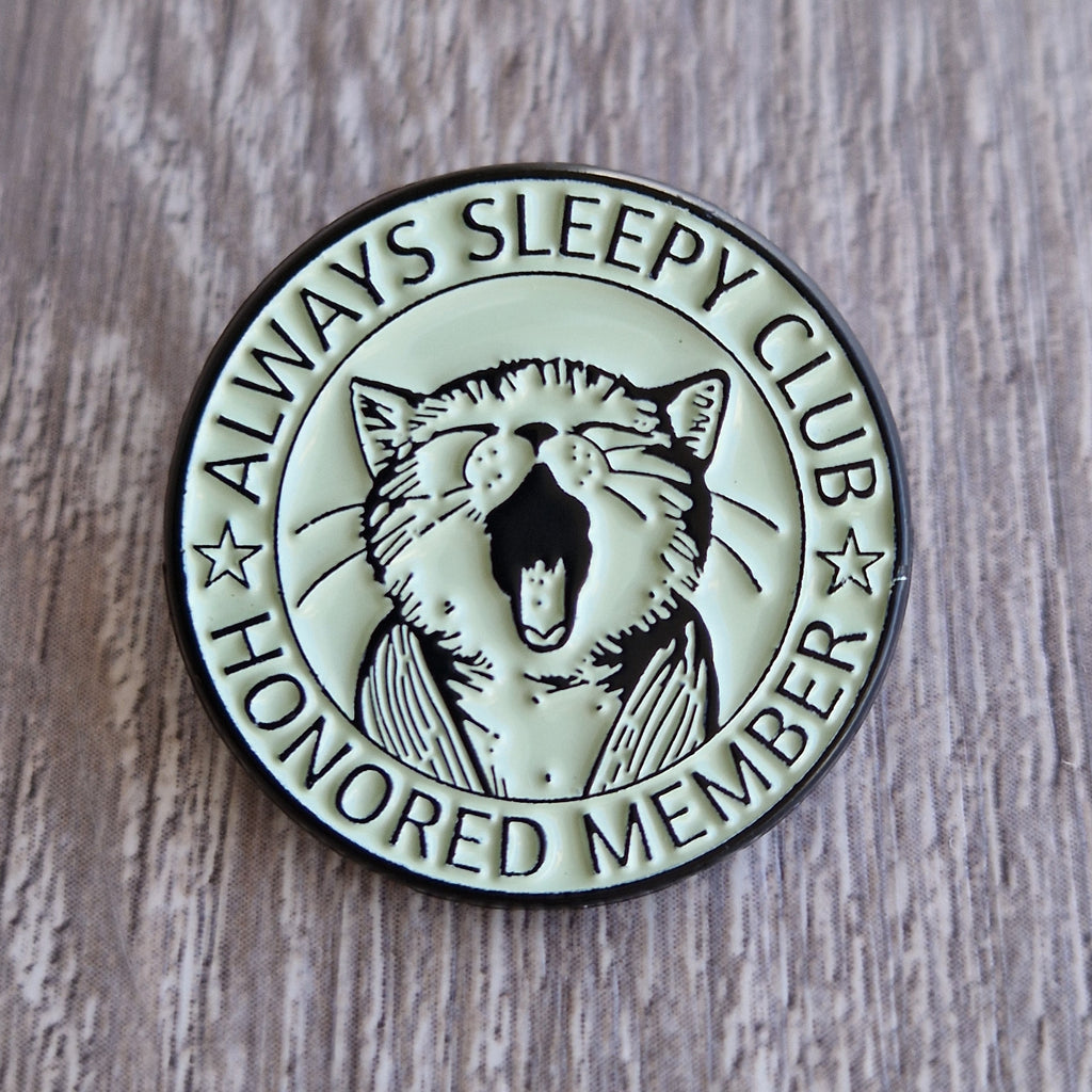 Spilla Smaltata Gatto Stanco "Always Sleepy Club"
