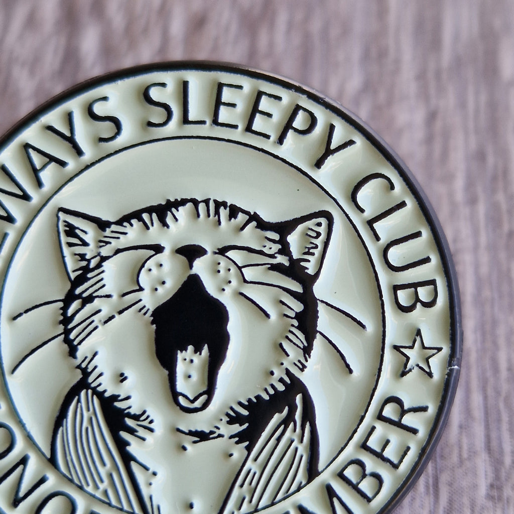 Spilla Smaltata Gatto Stanco "Always Sleepy Club"