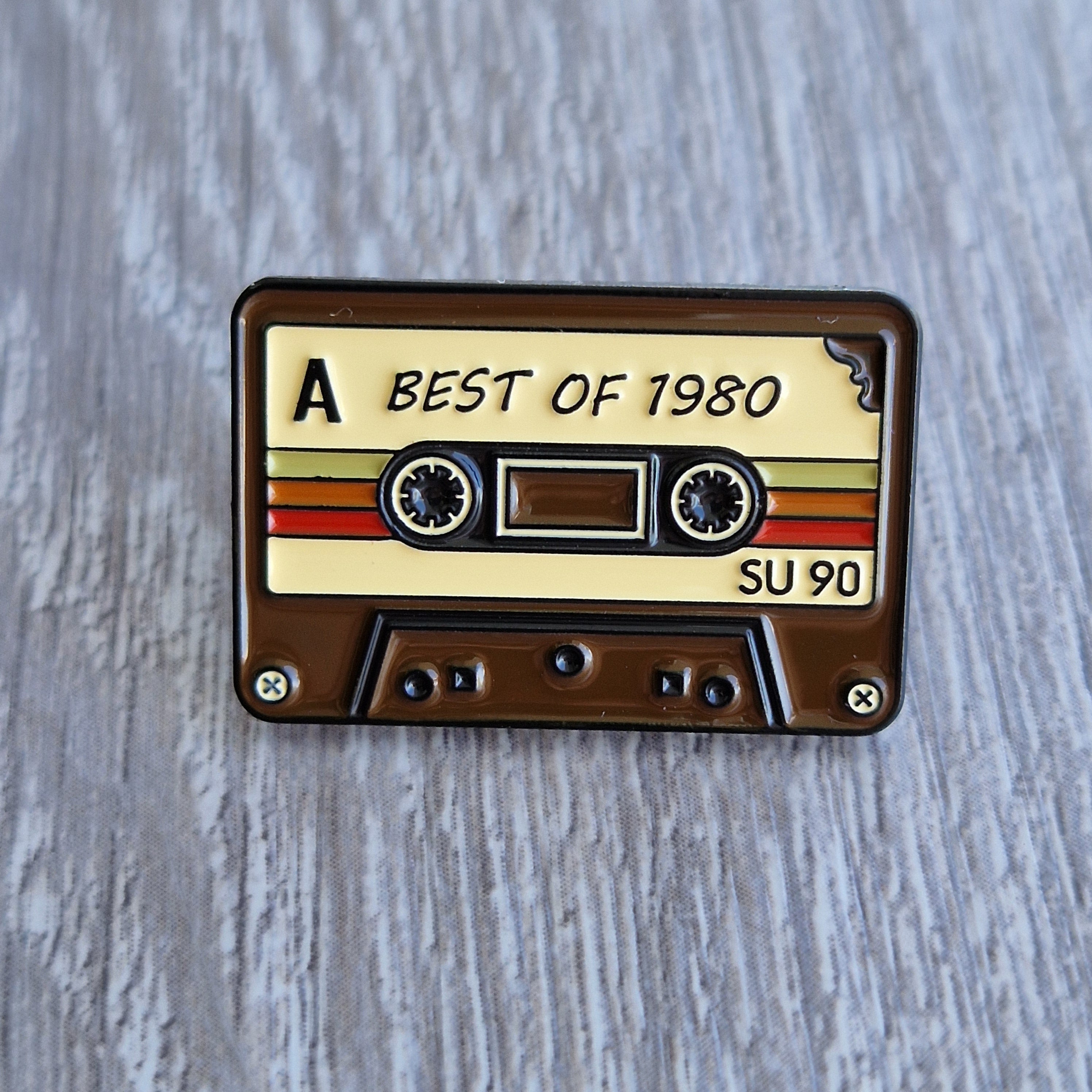Spilla Audiocassetta Vintage “Best of 1980”