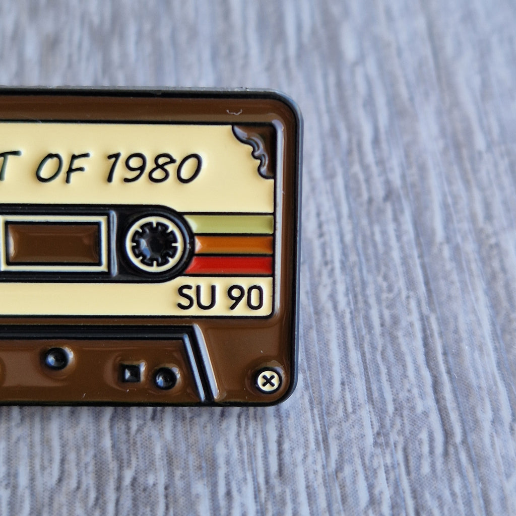 Spilla Audiocassetta Vintage “Best of 1980”