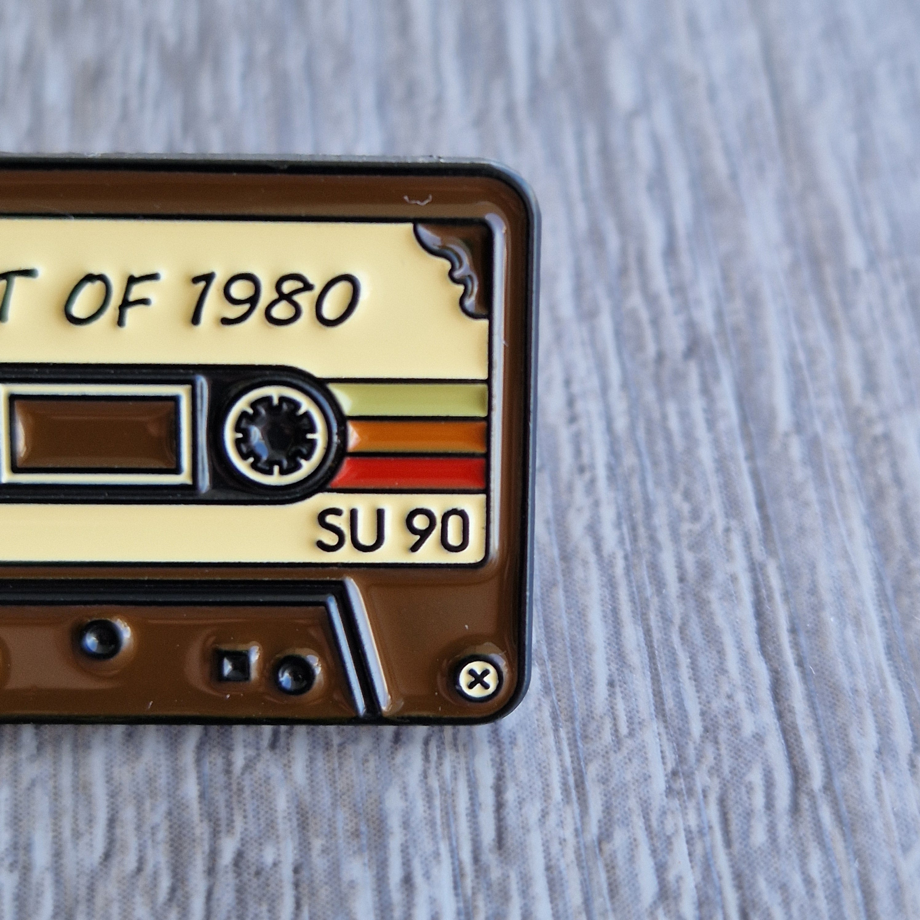 Spilla Audiocassetta Vintage “Best of 1980”