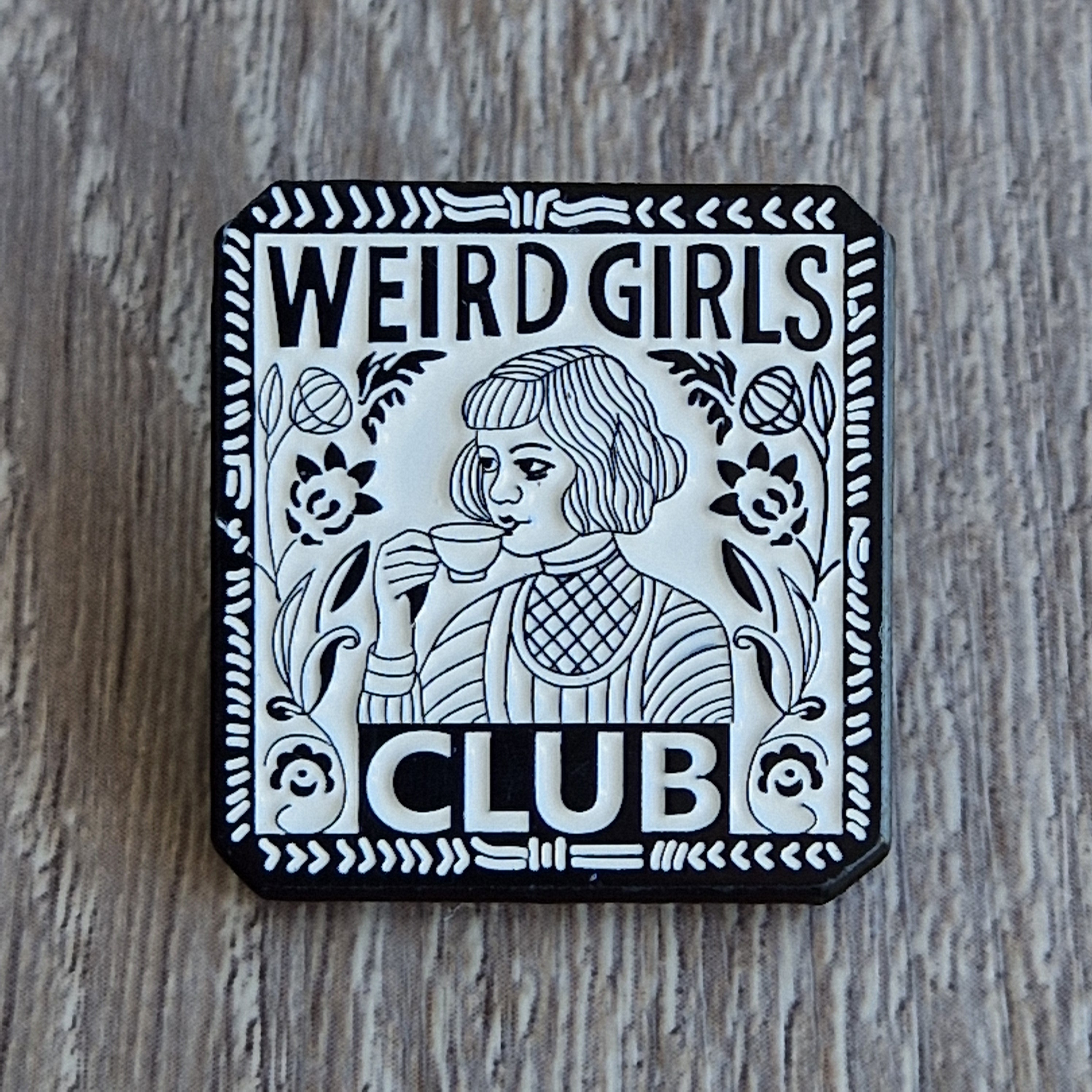 Spilla Weird Girls Club