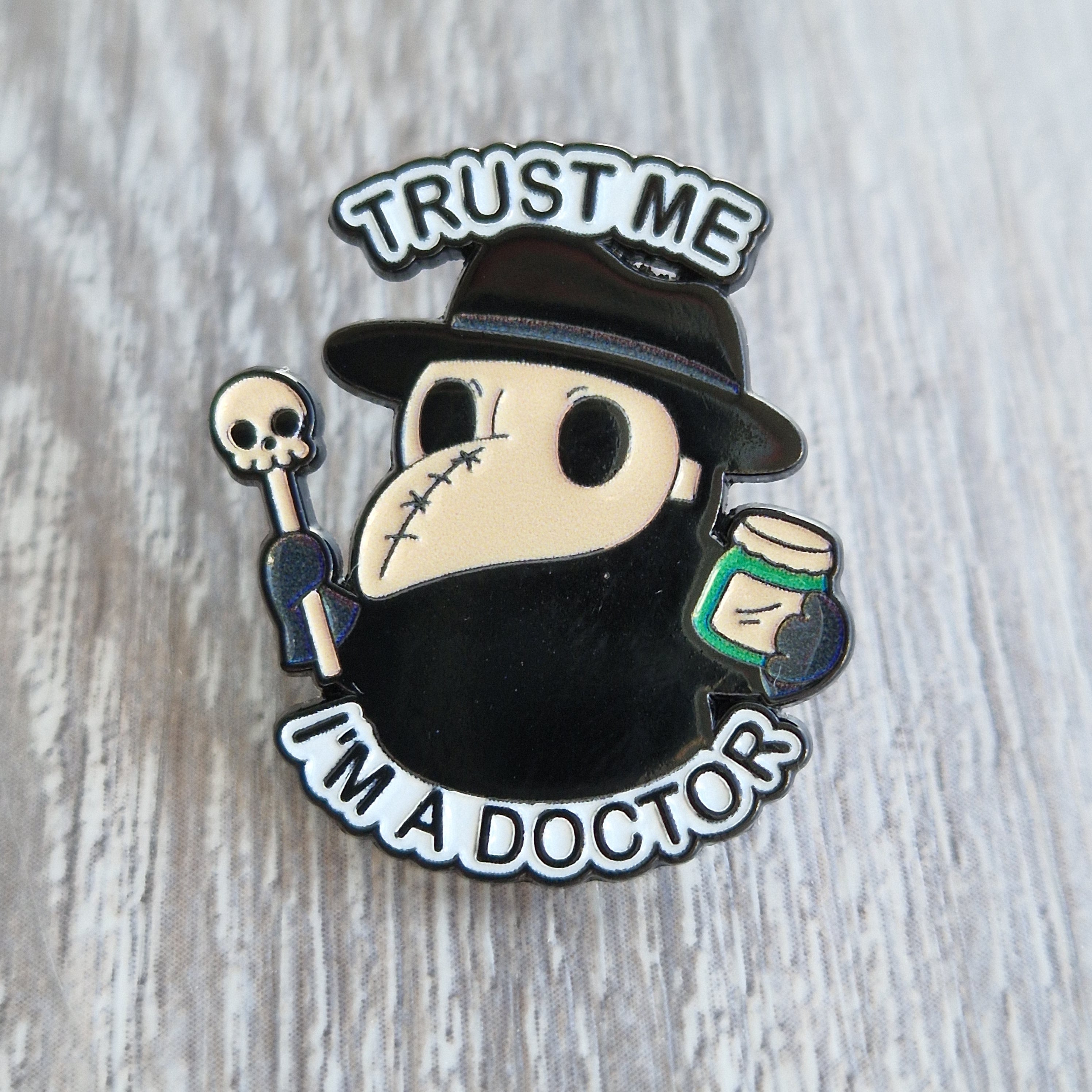 Spilla Smaltata Dottore Peste "Trust Me I'm a Doctor"