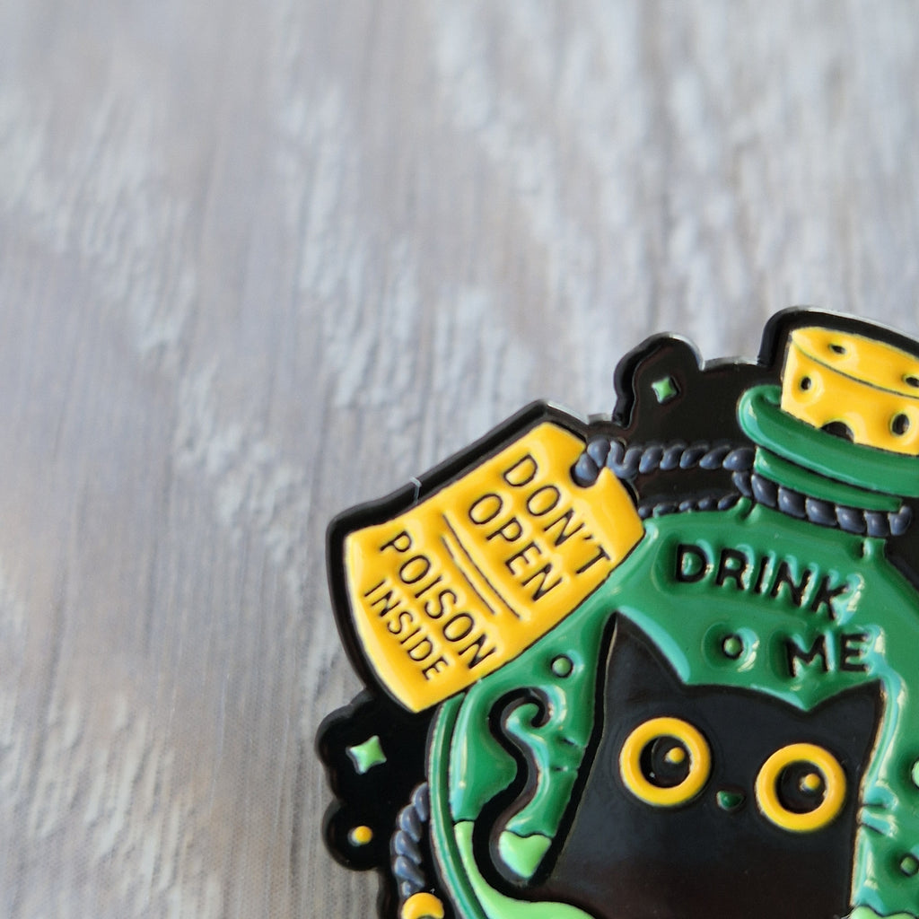 Spilla Smaltata Pozione Gatto Nero "Drink Me Poison Inside"