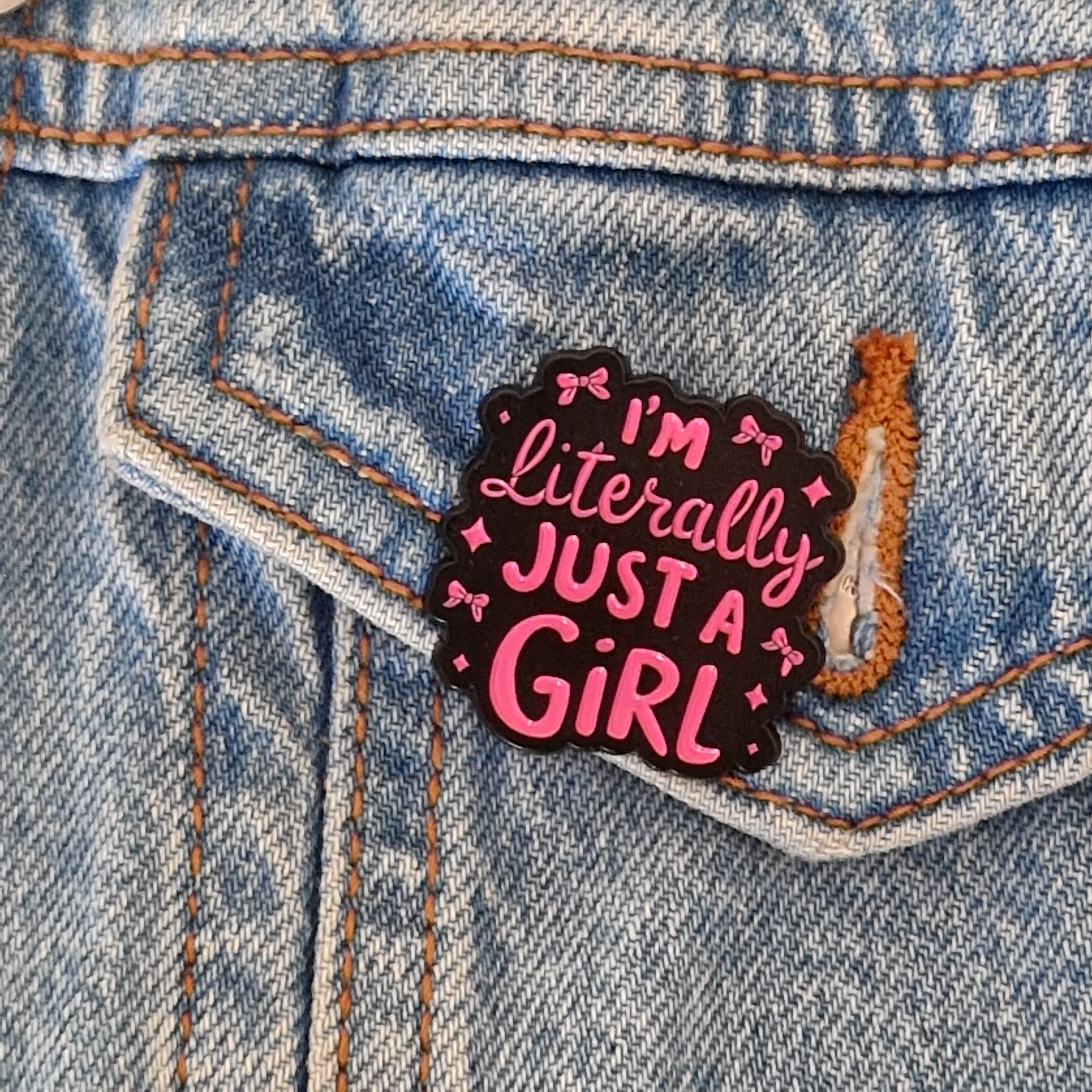 Spilla Smaltata "I'm Literally Just a Girl
