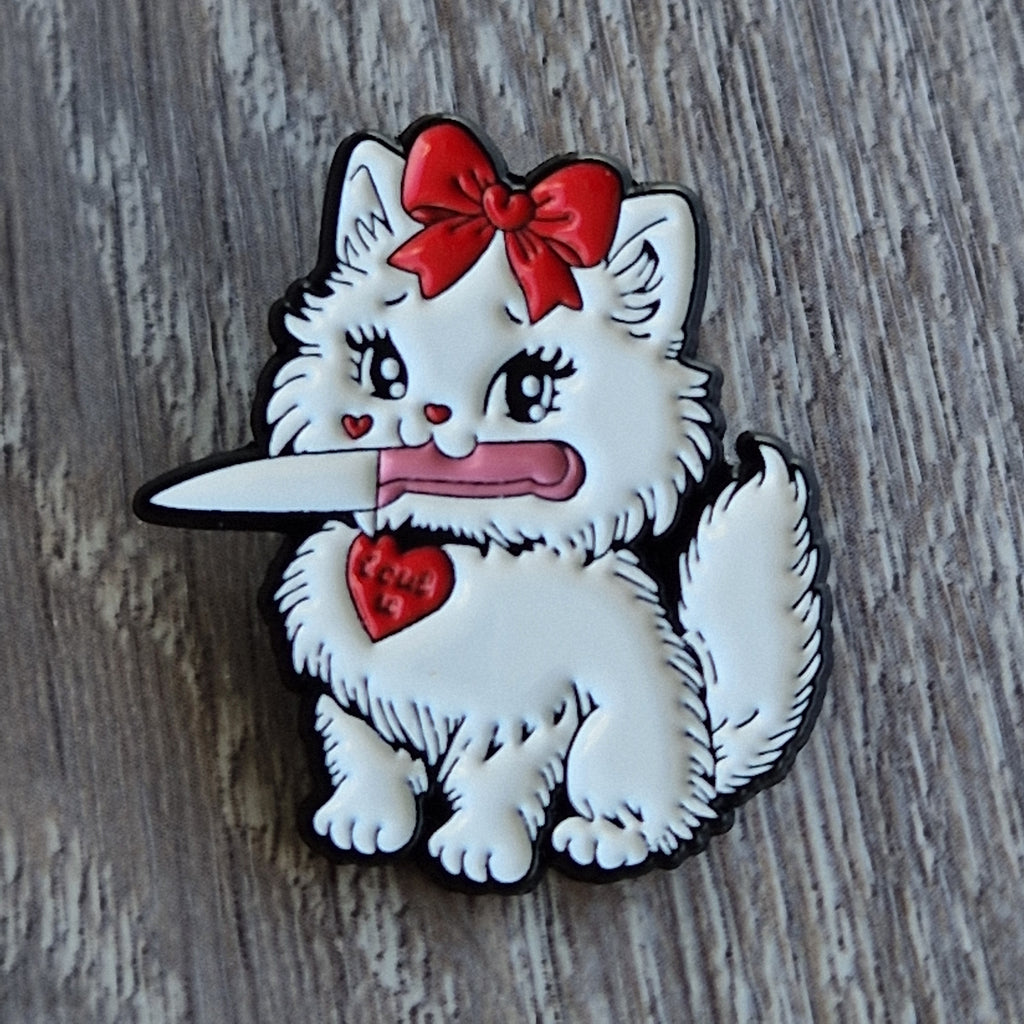 Spilla Smaltata Gattino Bianco con Coltello