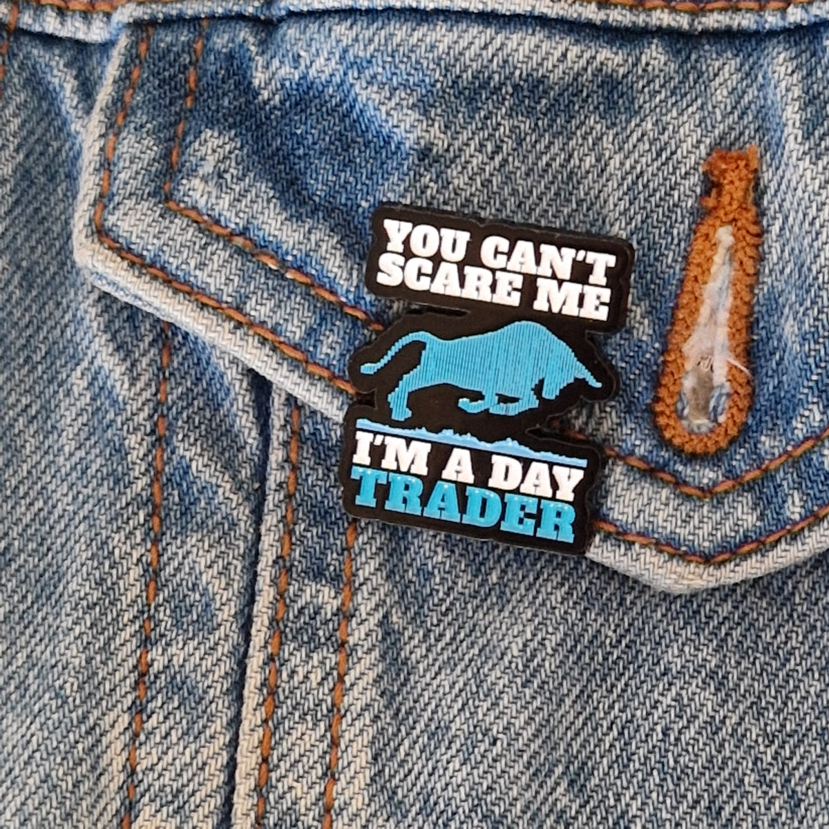 Spilla Smaltata "You Can't Scare Me I'm a Day Trader"