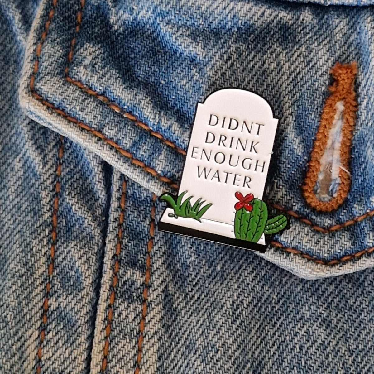 Spilla Smaltata "Didn't Drink Enough Water"