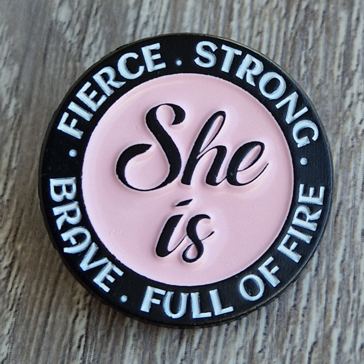Spilla Smaltata "She is Fierce Strong Brave"