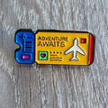 Spilla Smaltata "Adventure Awaits" Gialla e Blu