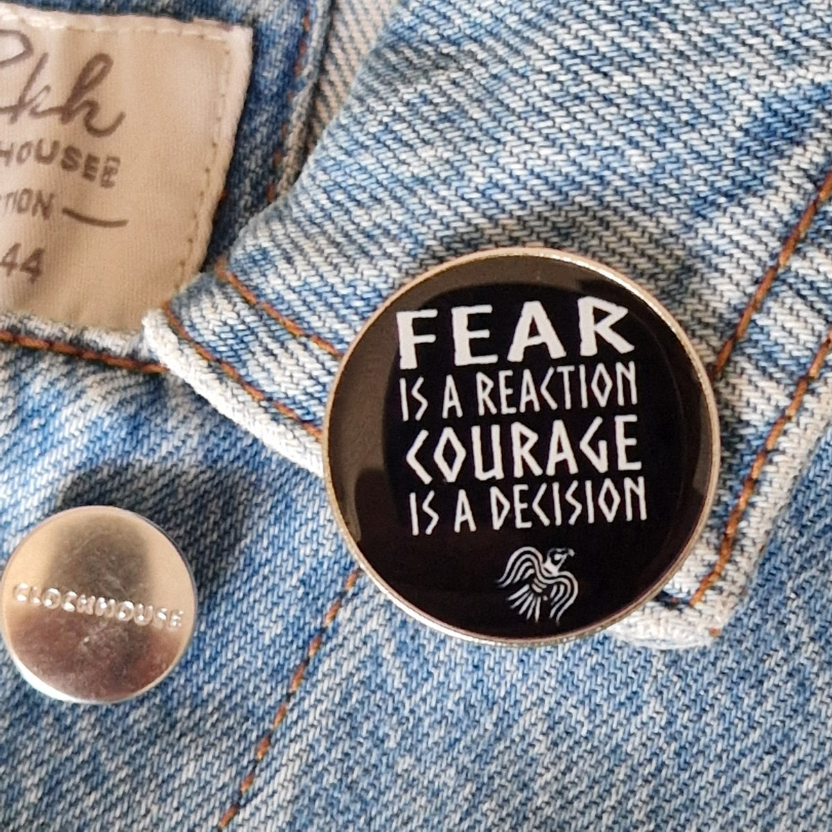 Spilla Smaltata "Fear is a Reaction Courage is a Decision"