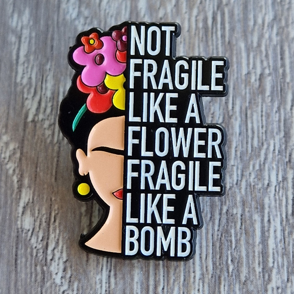 Spilla Frase Motivazionale “Not Fragile Like a Flower”