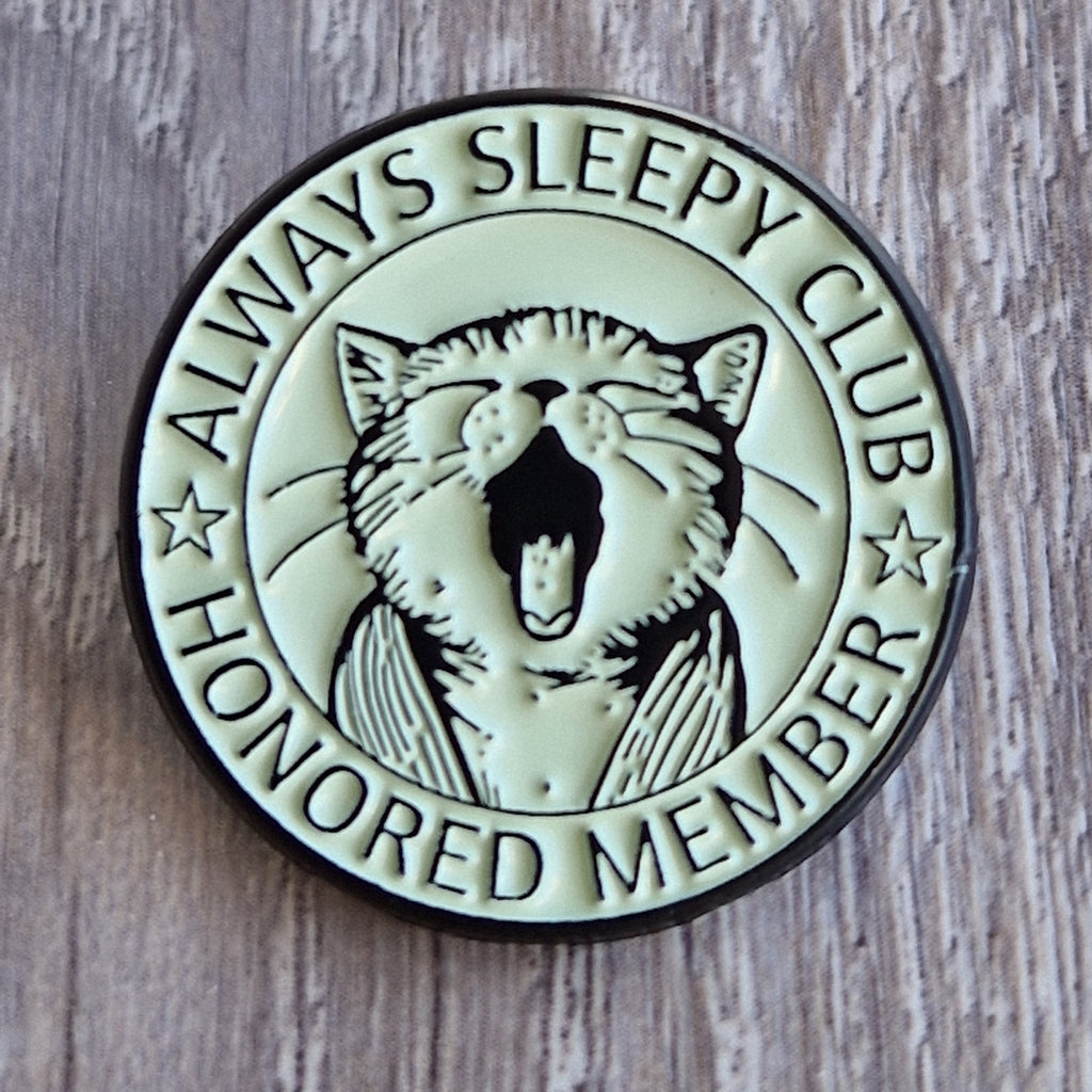 Spilla Smaltata Gatto Stanco "Always Sleepy Club"
