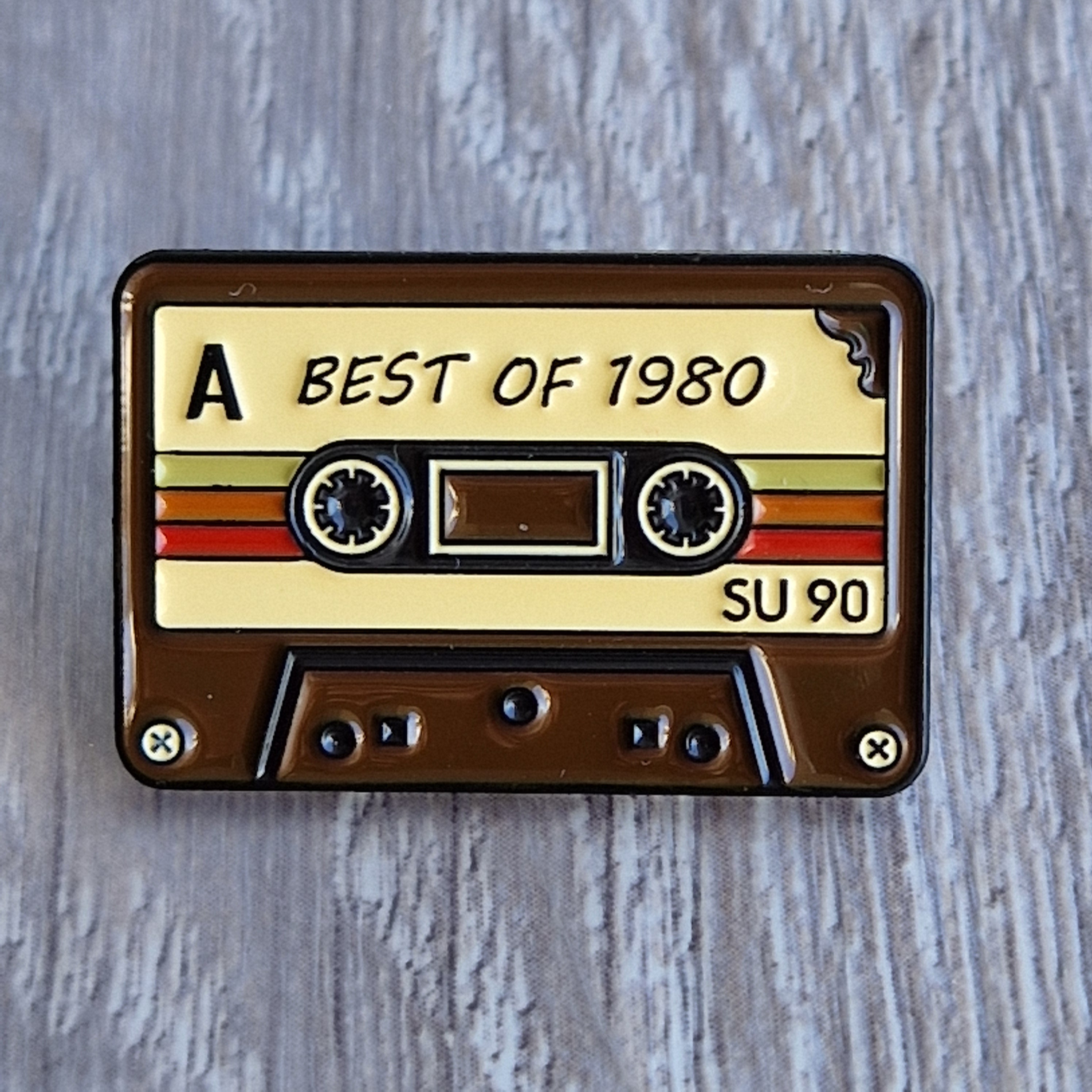 Spilla Audiocassetta Vintage “Best of 1980”