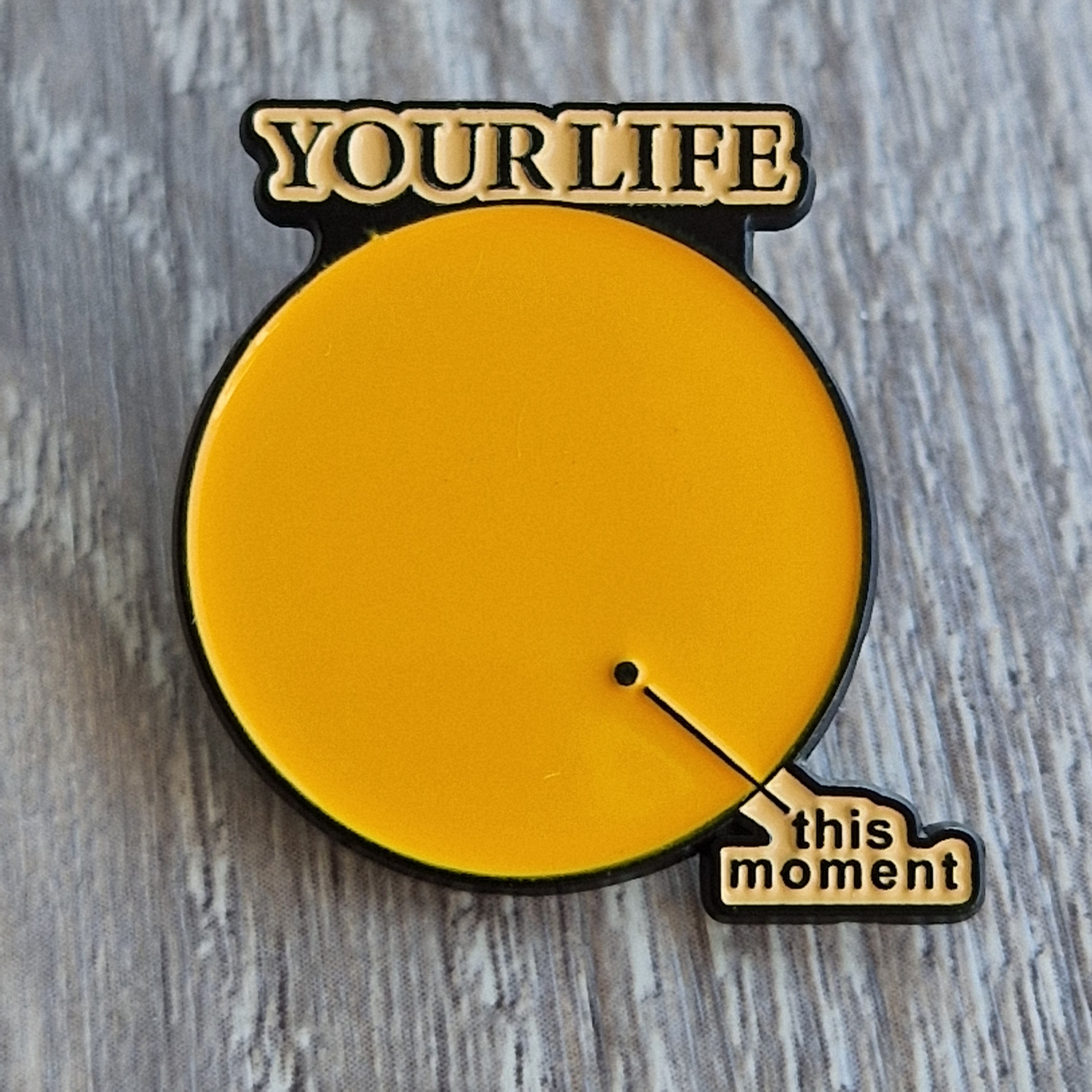 Spilla “Your Life This Moment” clessidra moderna