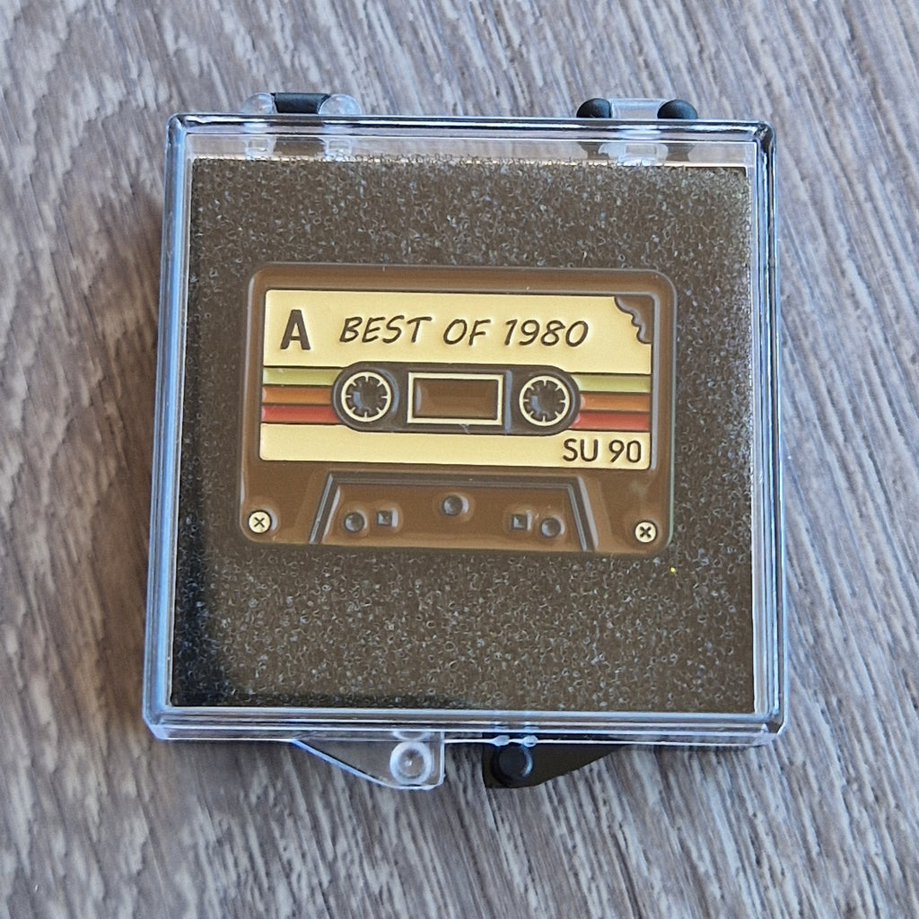 Spilla Smaltata Cassetta Vintage "Best of 1980" Box