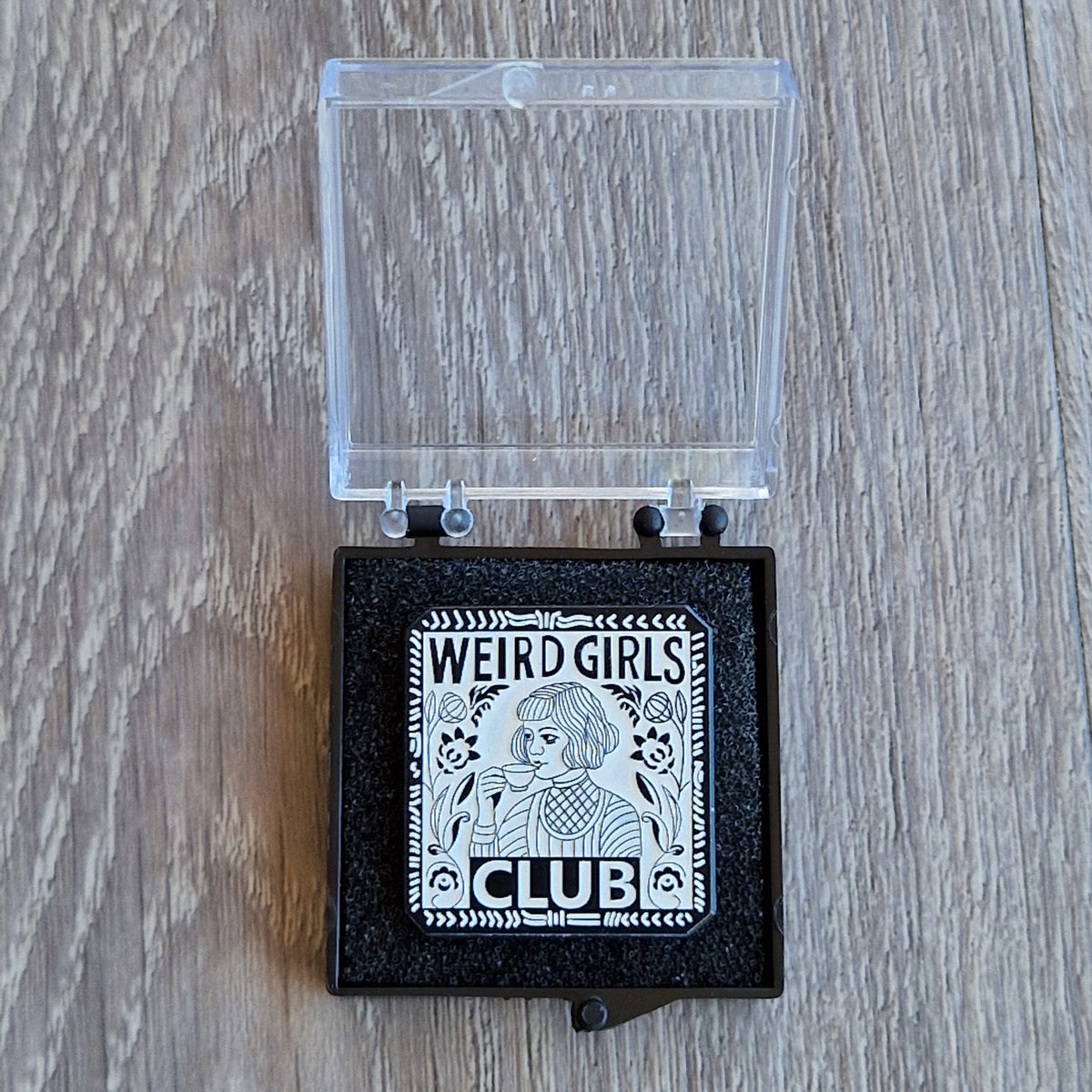 Spilla Smaltata Weird Girls Club Box