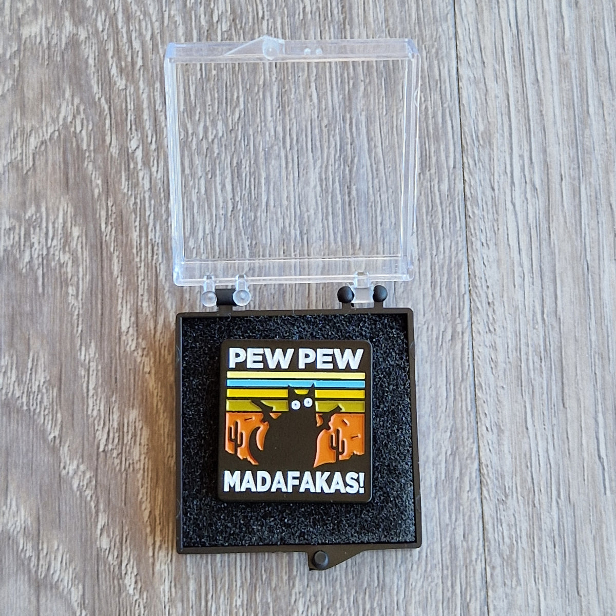 Spilla Smaltata Gatto Pew Pew Madafakas Box