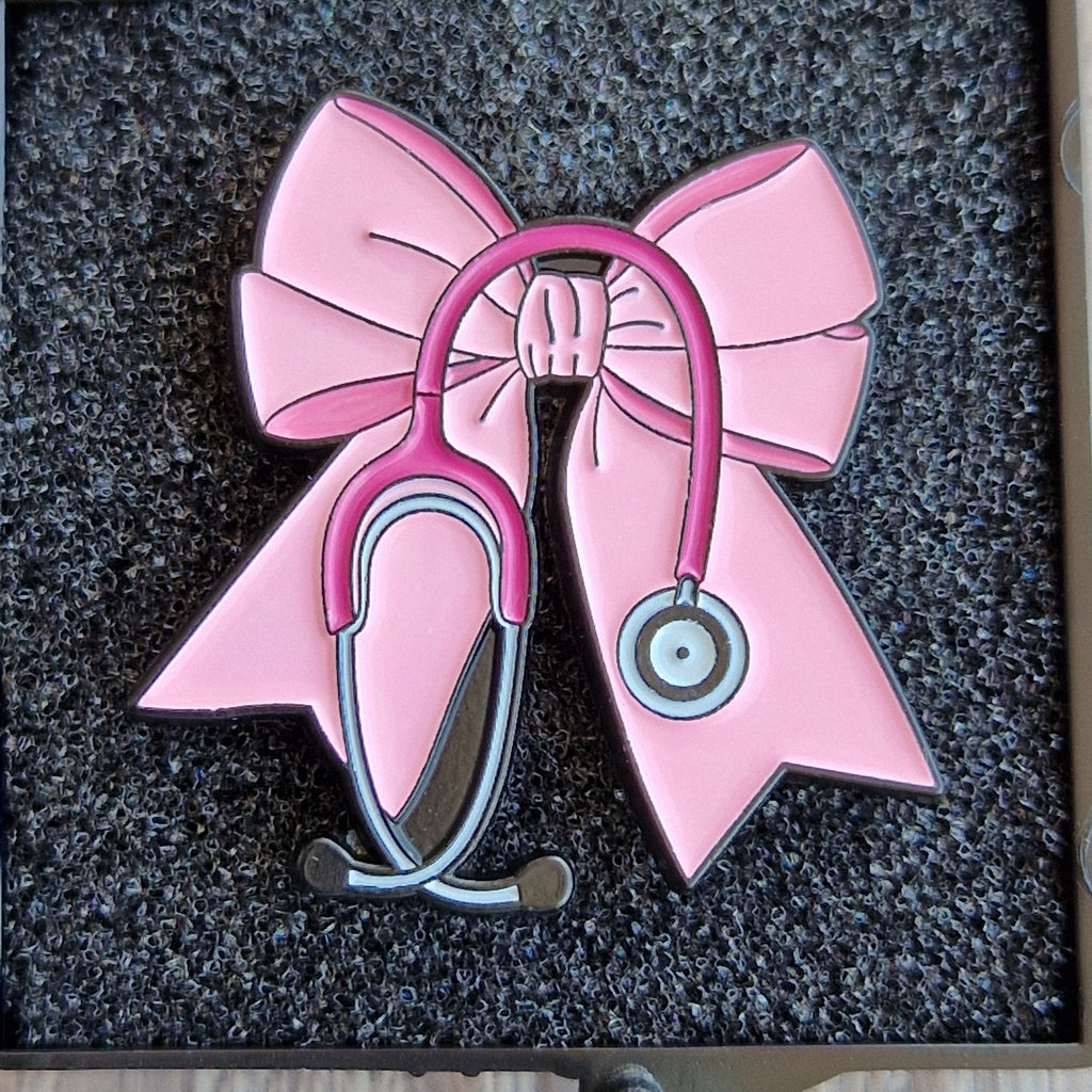 Spilla Smaltata Stetoscopio e Fiocco Rosa Box